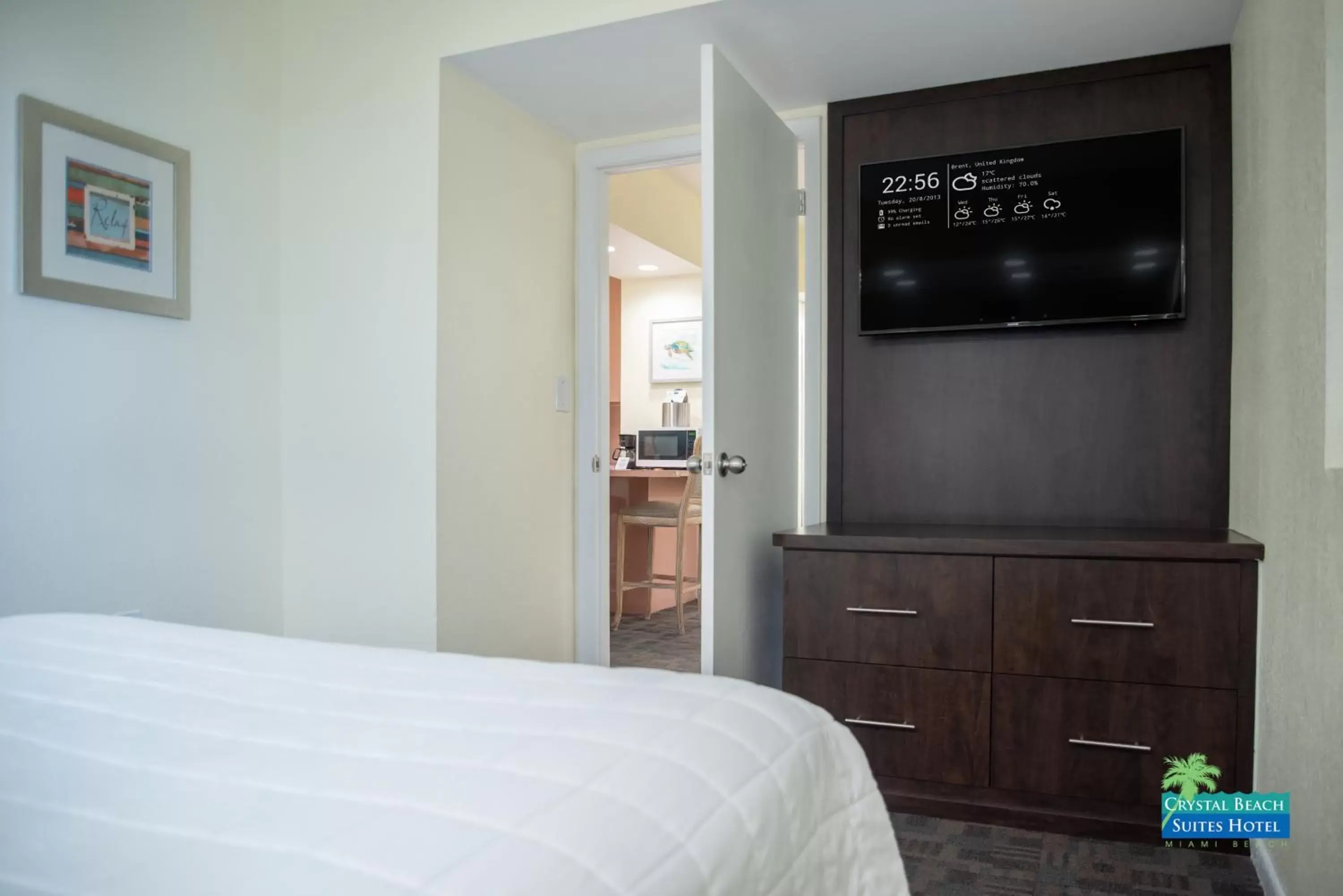 Bedroom, TV/Entertainment Center in Crystal Beach Suites Oceanfront Hotel