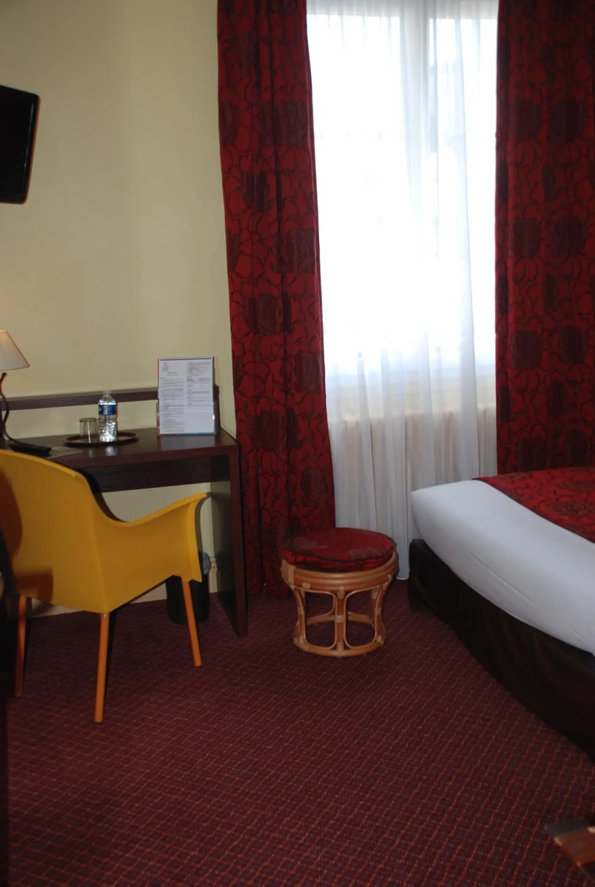 Photo of the whole room, TV/Entertainment Center in The Originals City, Hotel Cathedrale, Lisieux (Inter-Hotel)