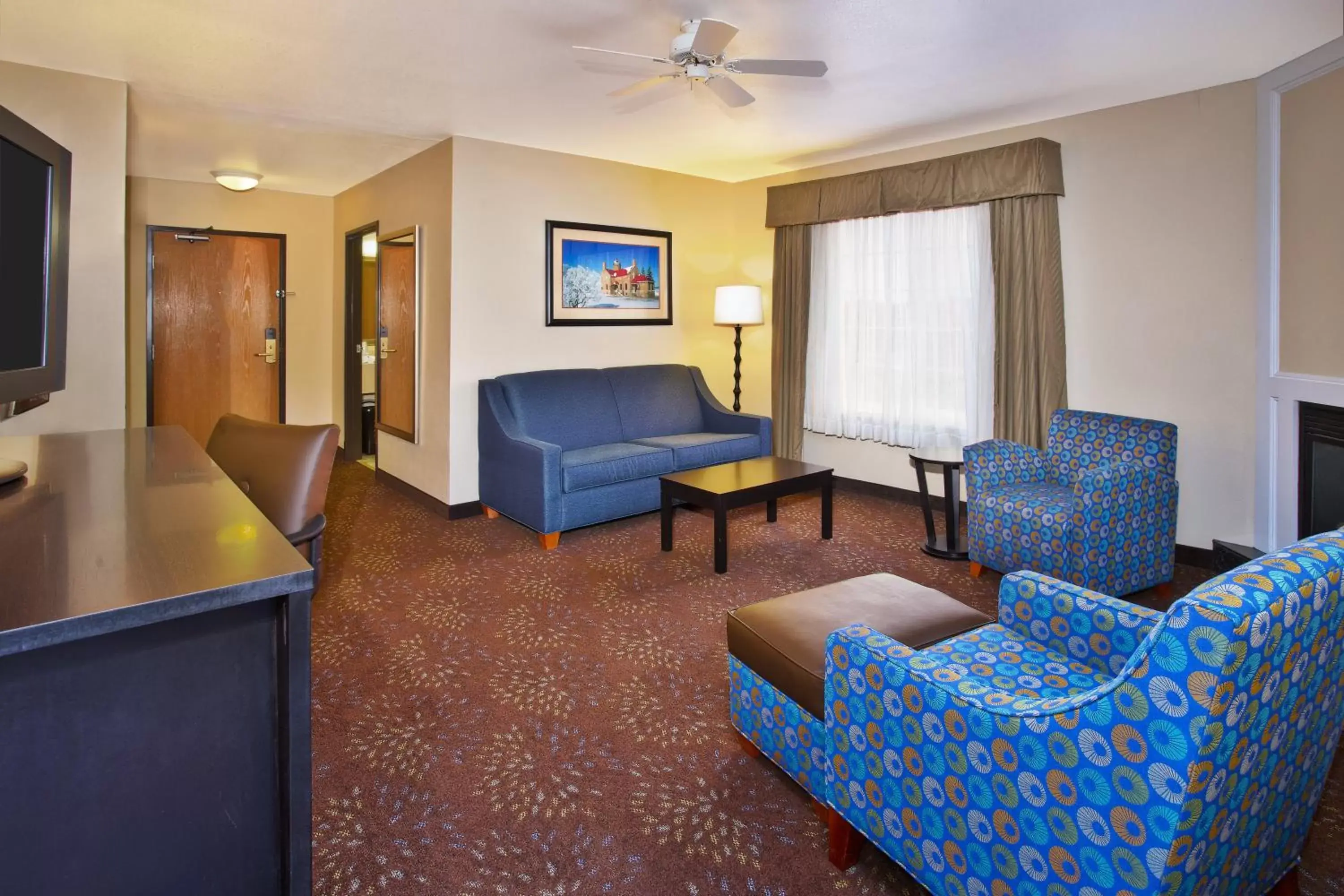 Photo of the whole room, Seating Area in Holiday Inn Express Mackinaw City, an IHG Hotel