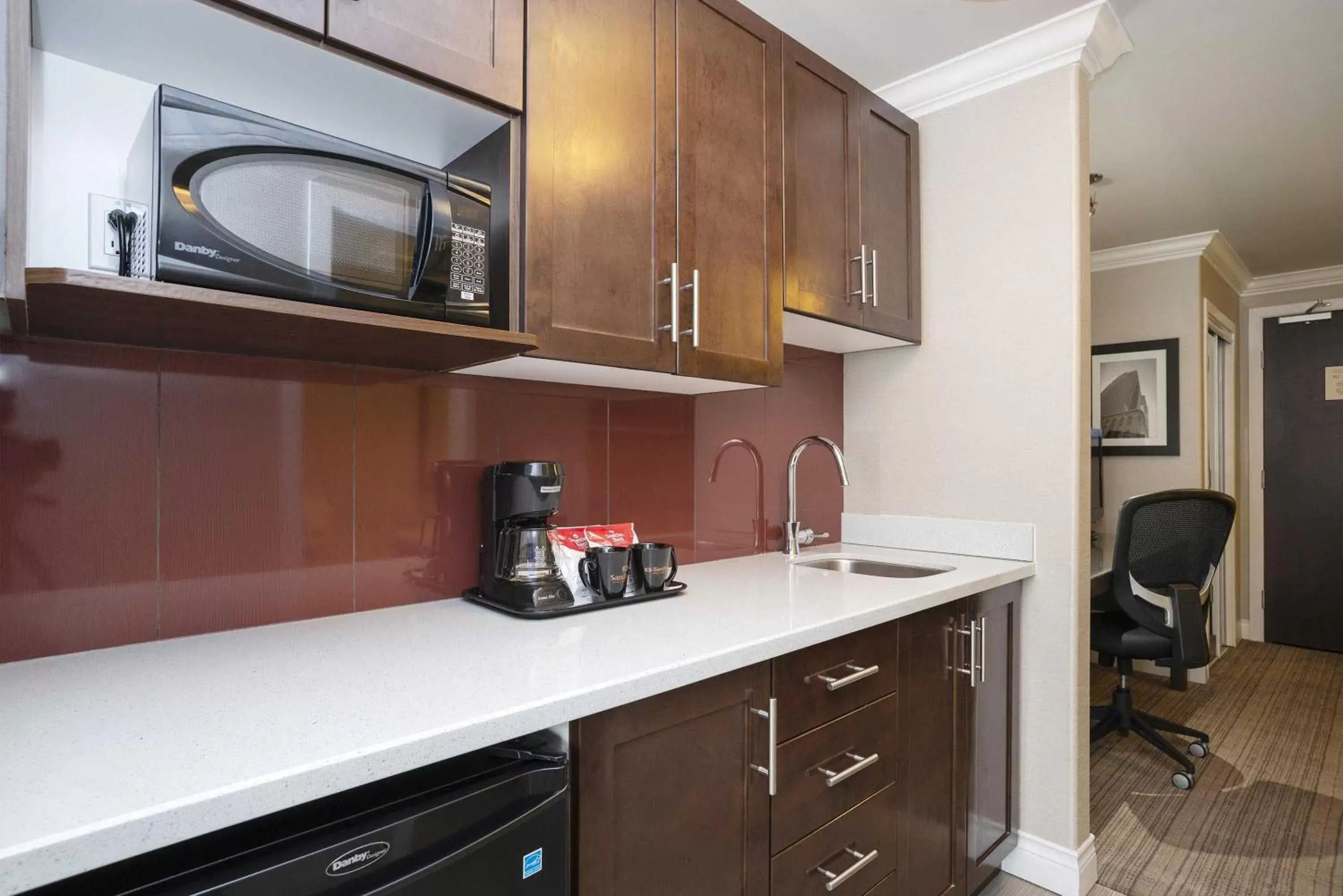 Kitchen or kitchenette, Kitchen/Kitchenette in Sandman Hotel & Suites Calgary South