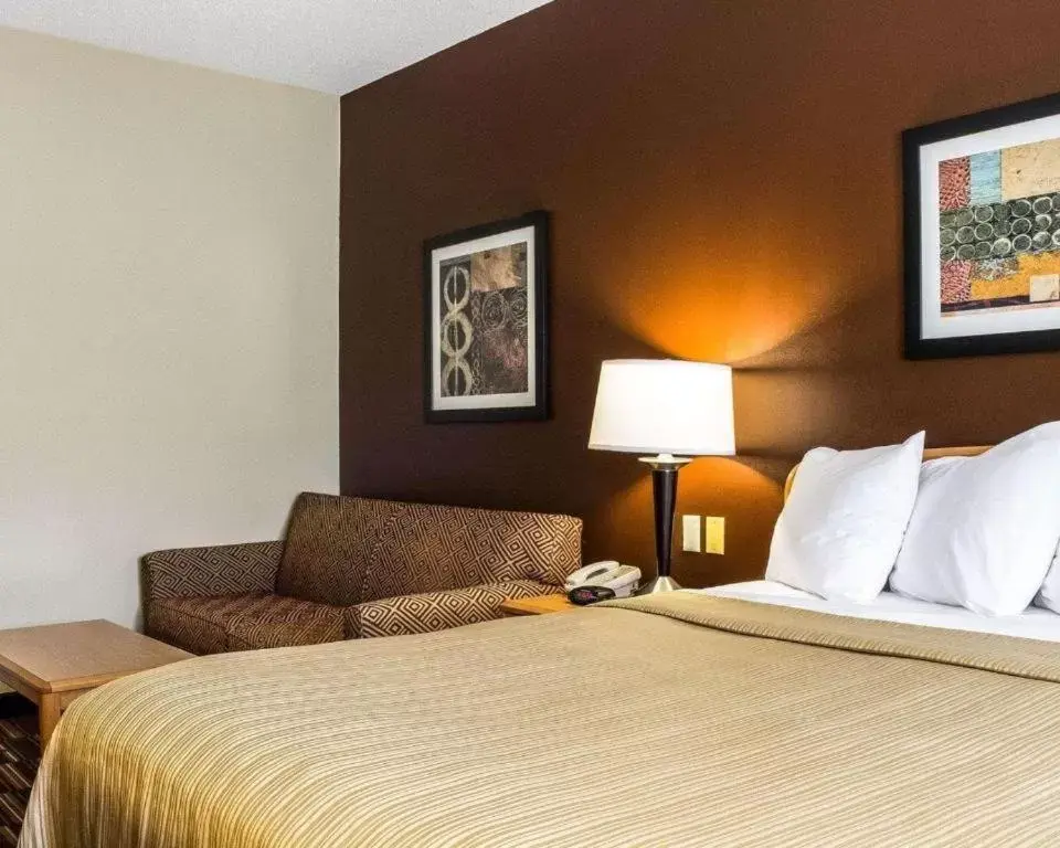 Bedroom, Bed in Quality Suites Near West Acres