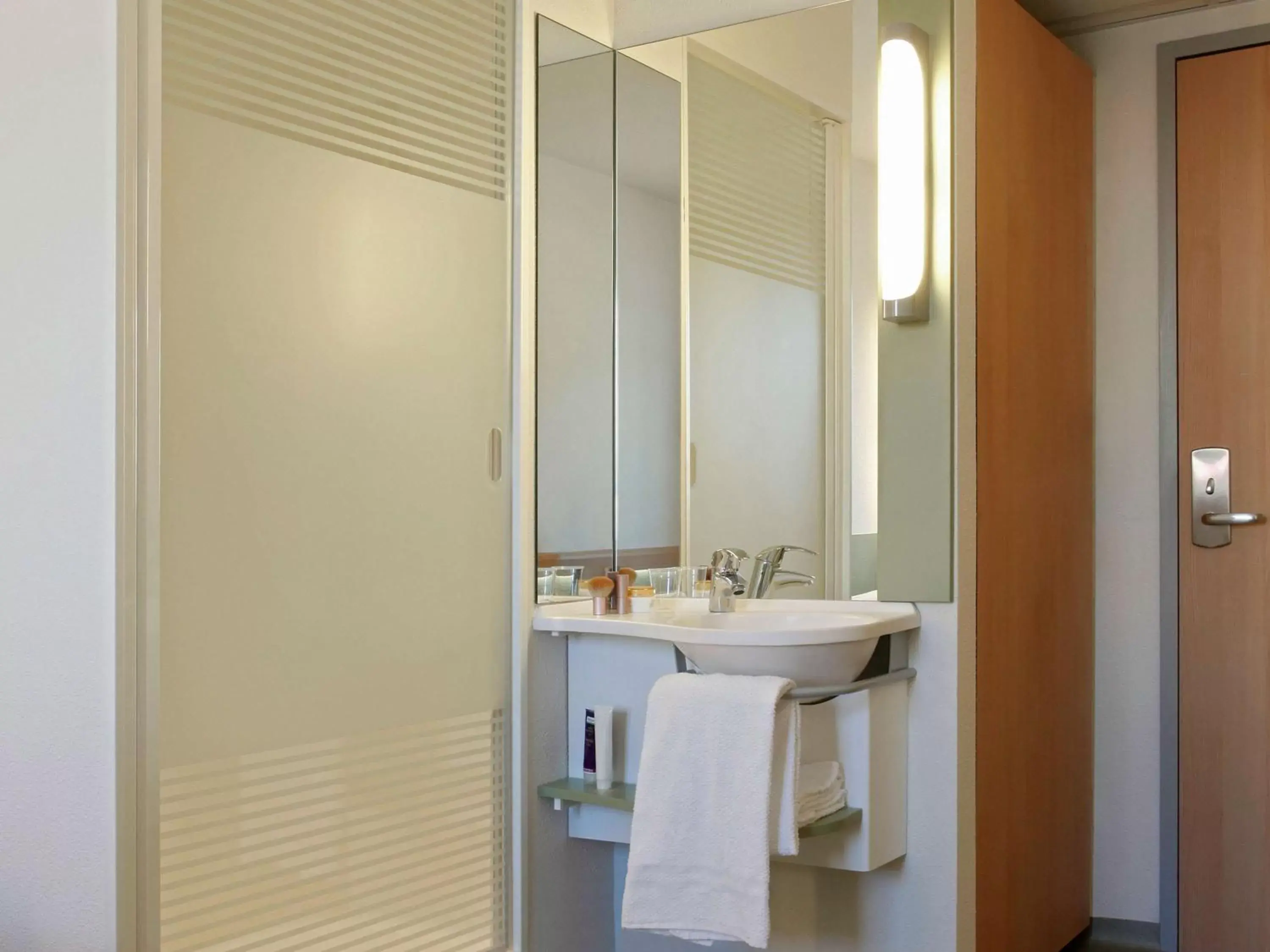 Photo of the whole room, Bathroom in Ibis Budget Manosque Cadarache