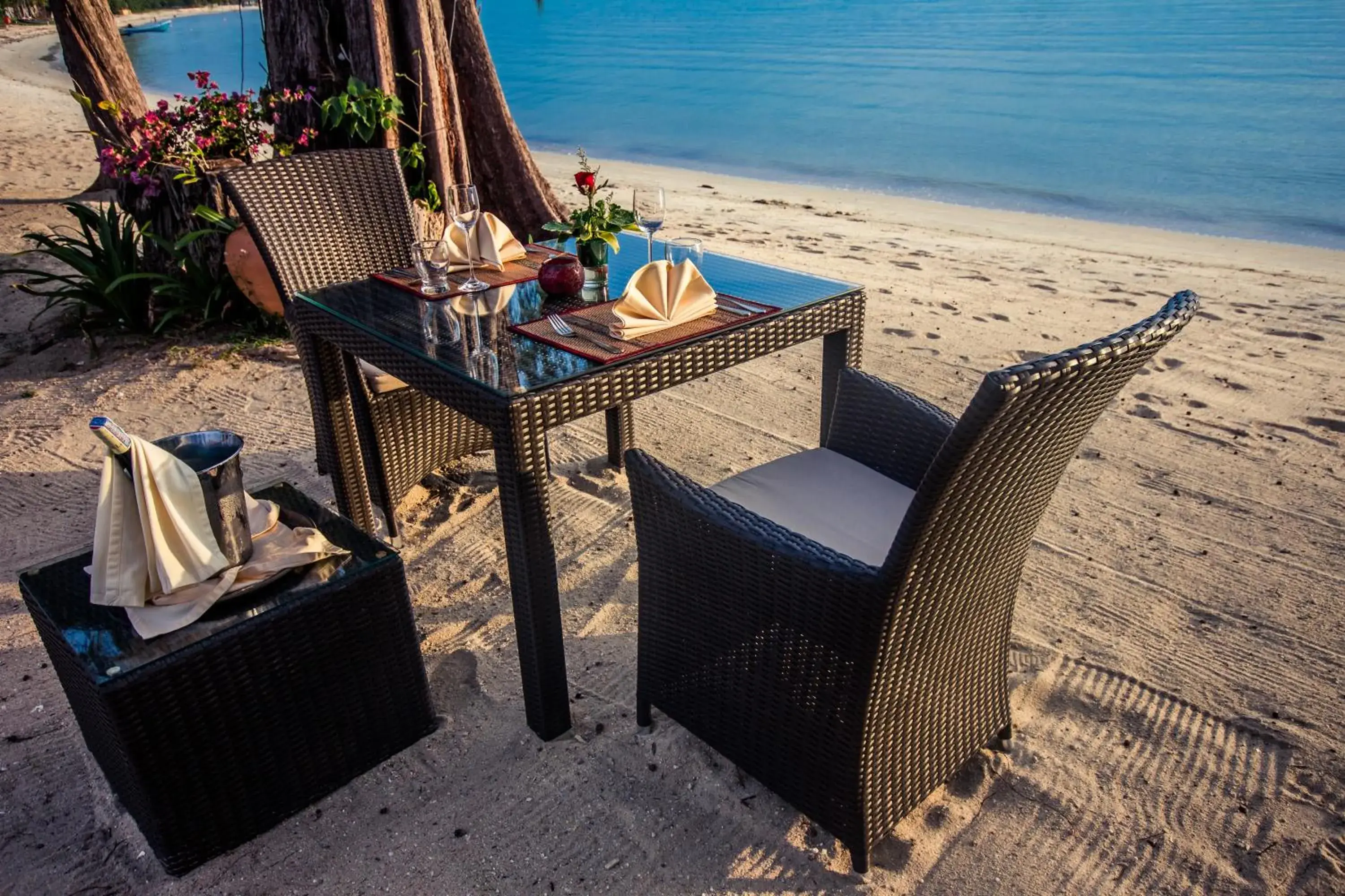 Restaurant/places to eat, Beach in The Siam Residence Boutique Resort