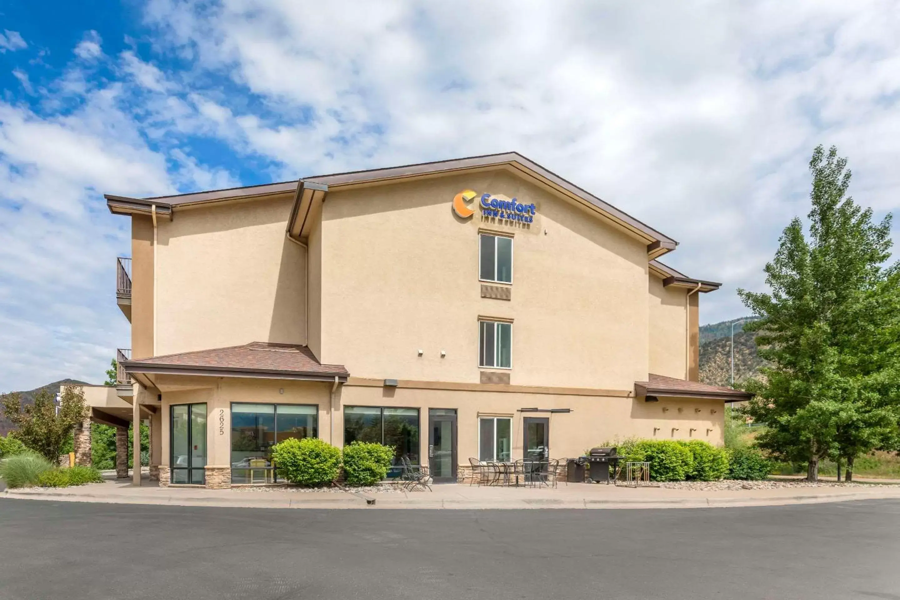 Property Building in Comfort Inn & Suites Glenwood Springs On The River