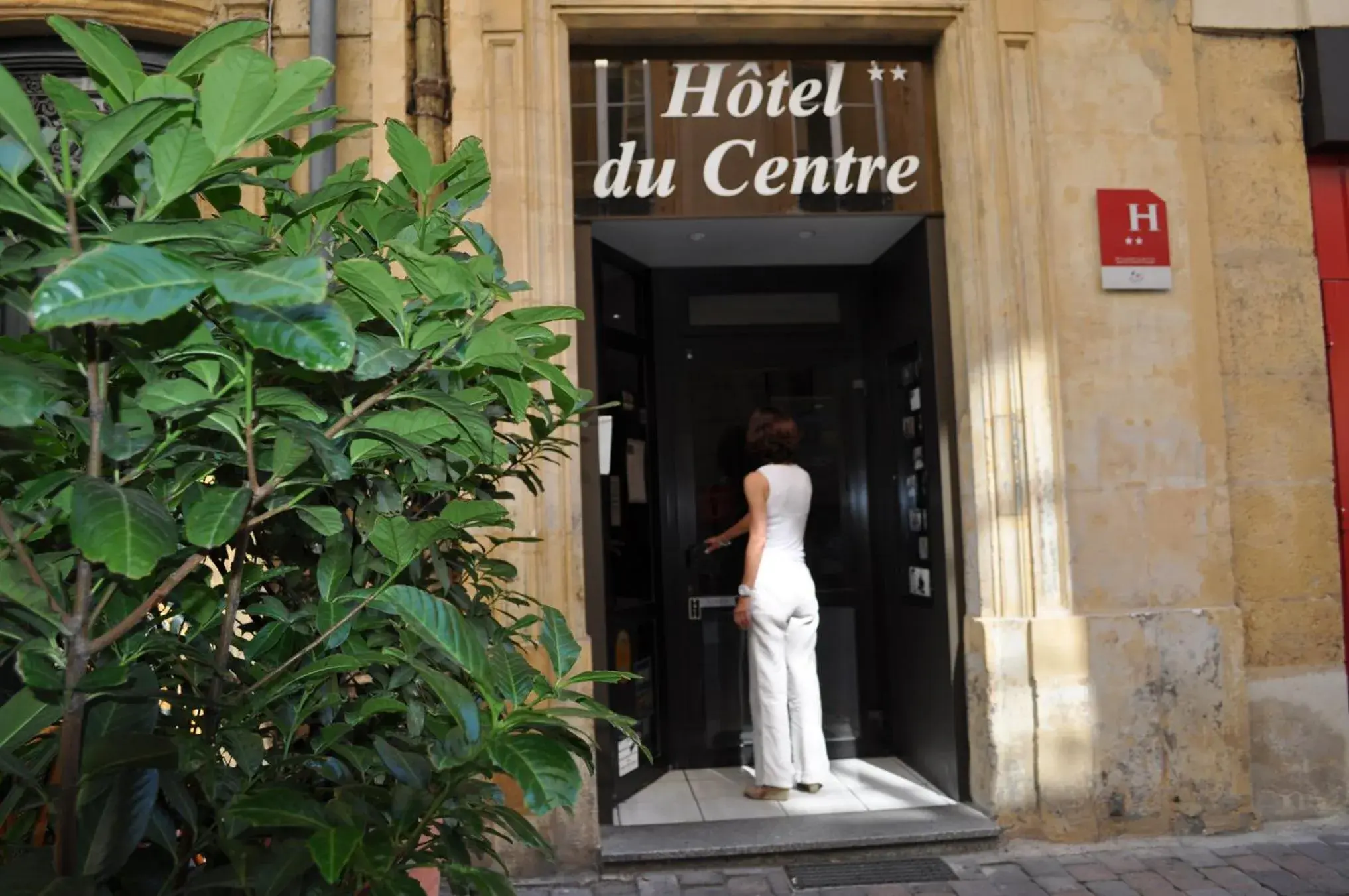 Facade/entrance in Hôtel du Centre