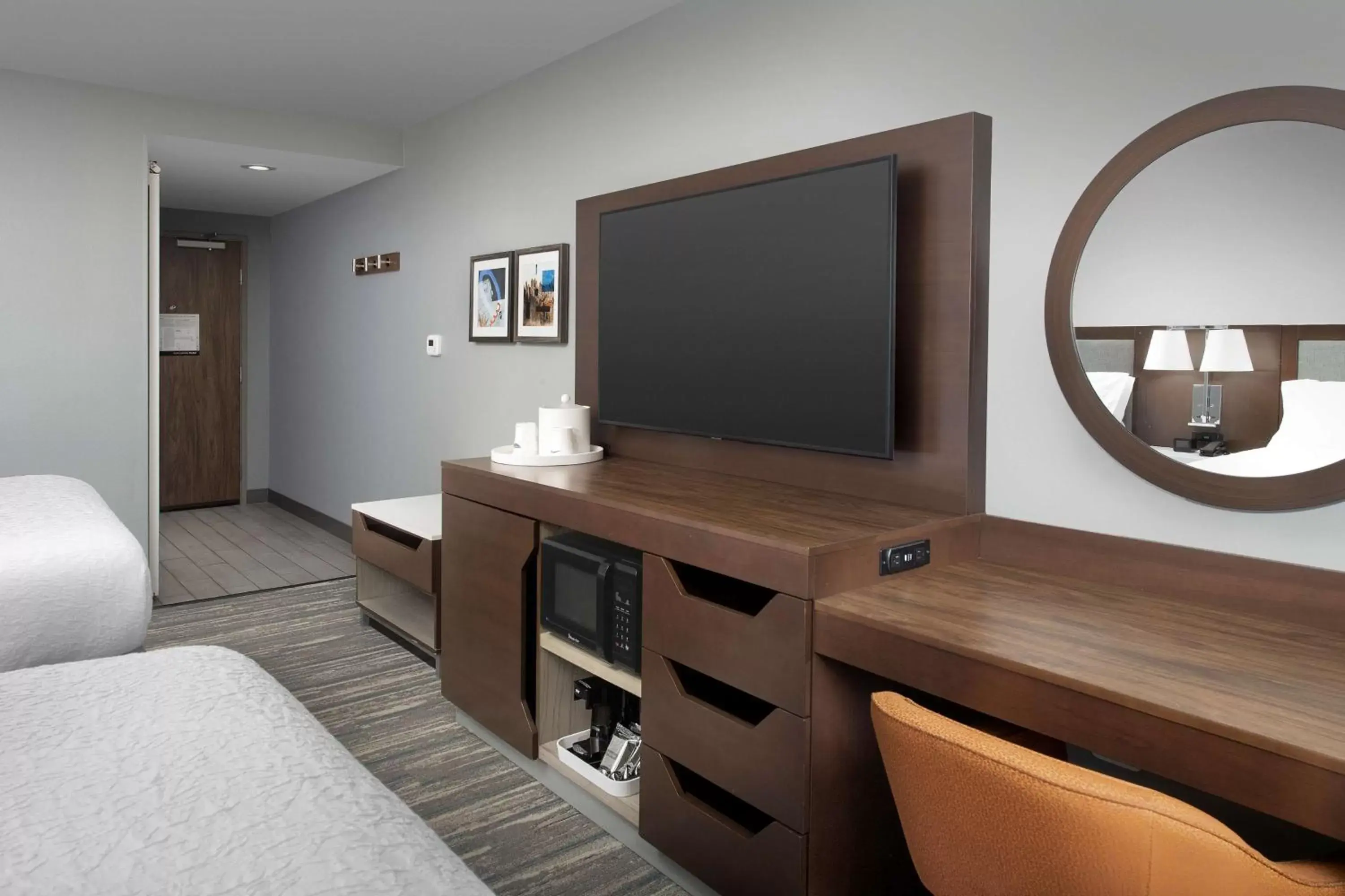Bedroom, TV/Entertainment Center in Hampton Inn & Suites Rapid City Rushmore, SD