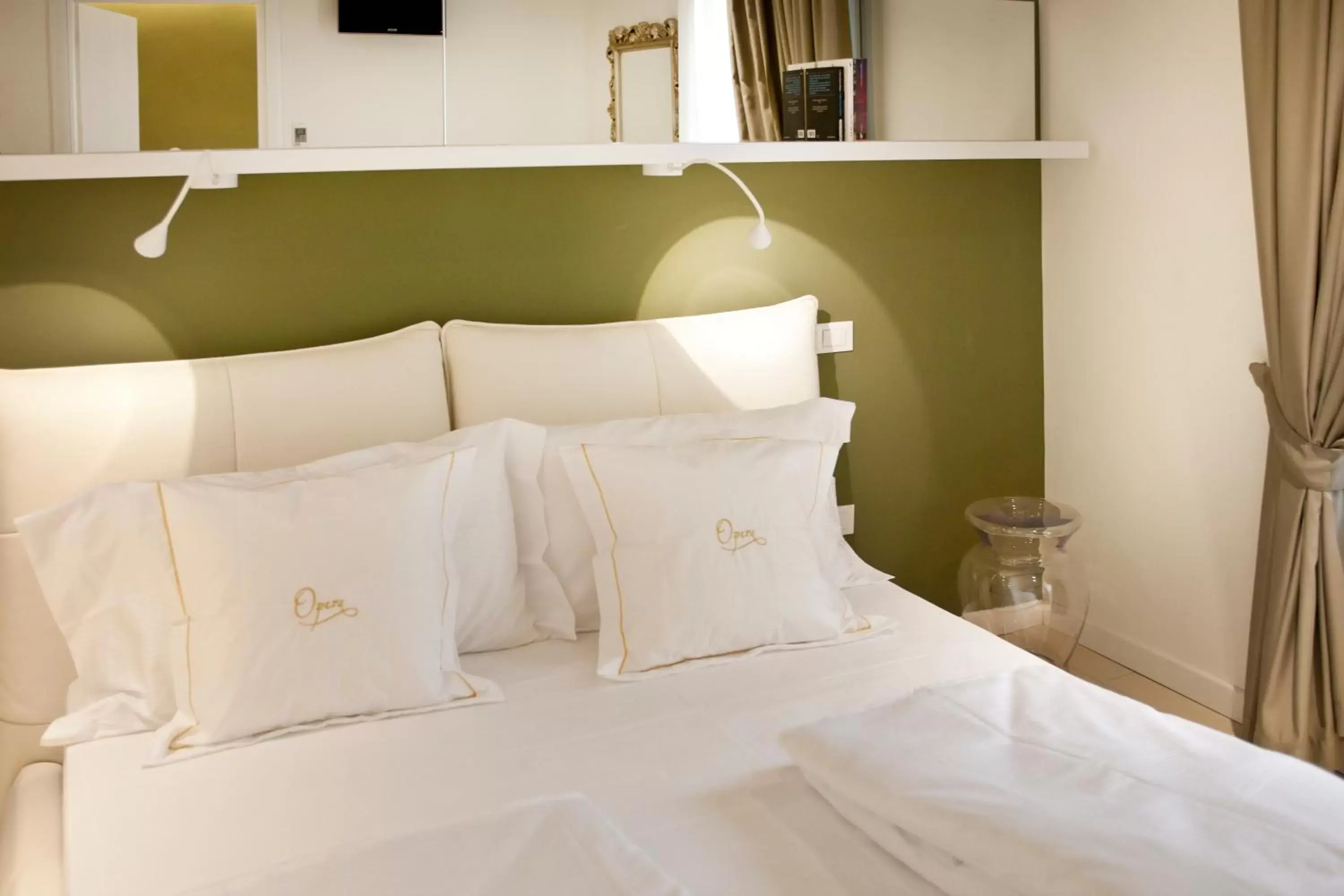 Bedroom, Bed in Opera Relais De Charme - Aparthotel