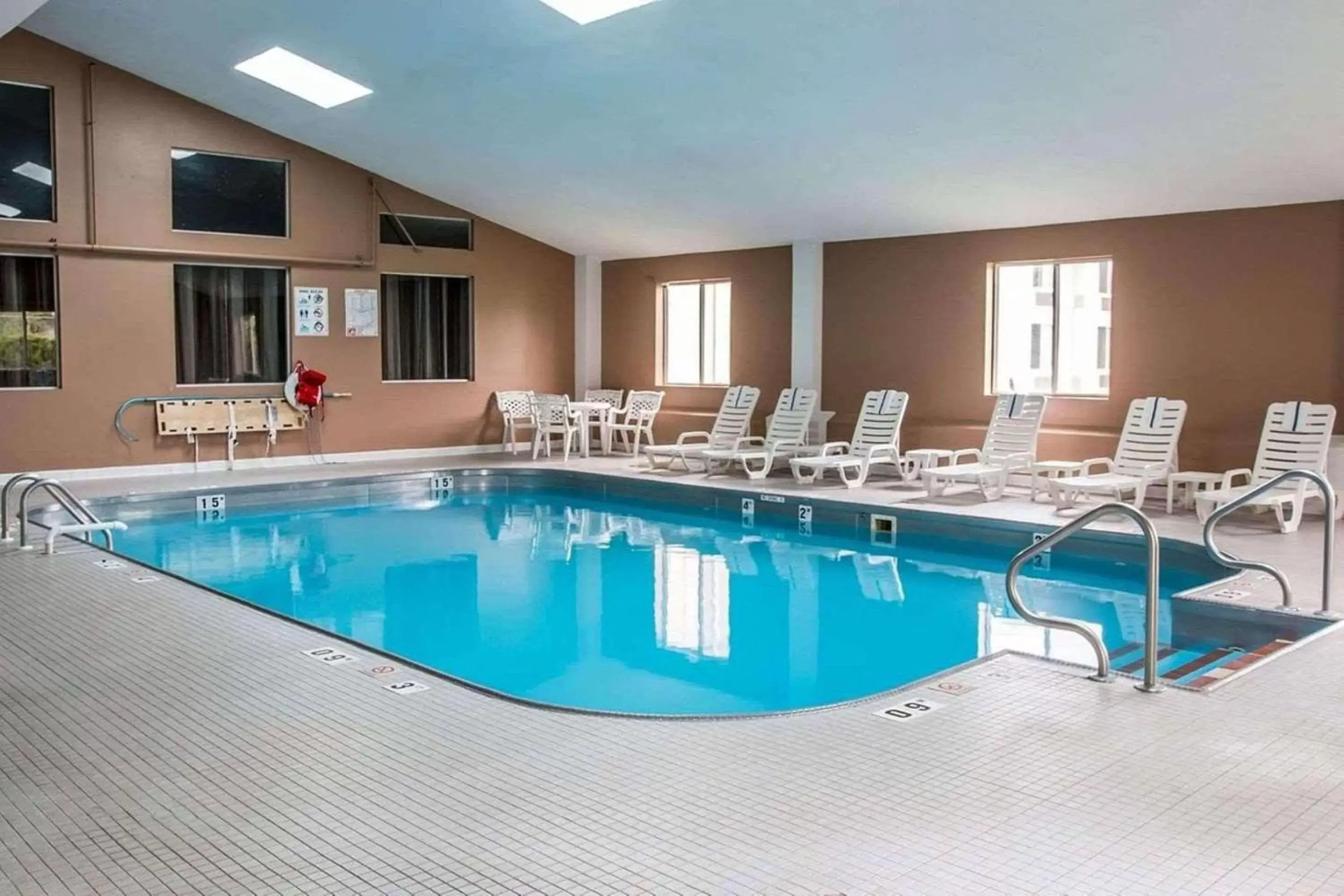 Swimming Pool in Country Inn & Suites by Radisson, Battle Creek, MI