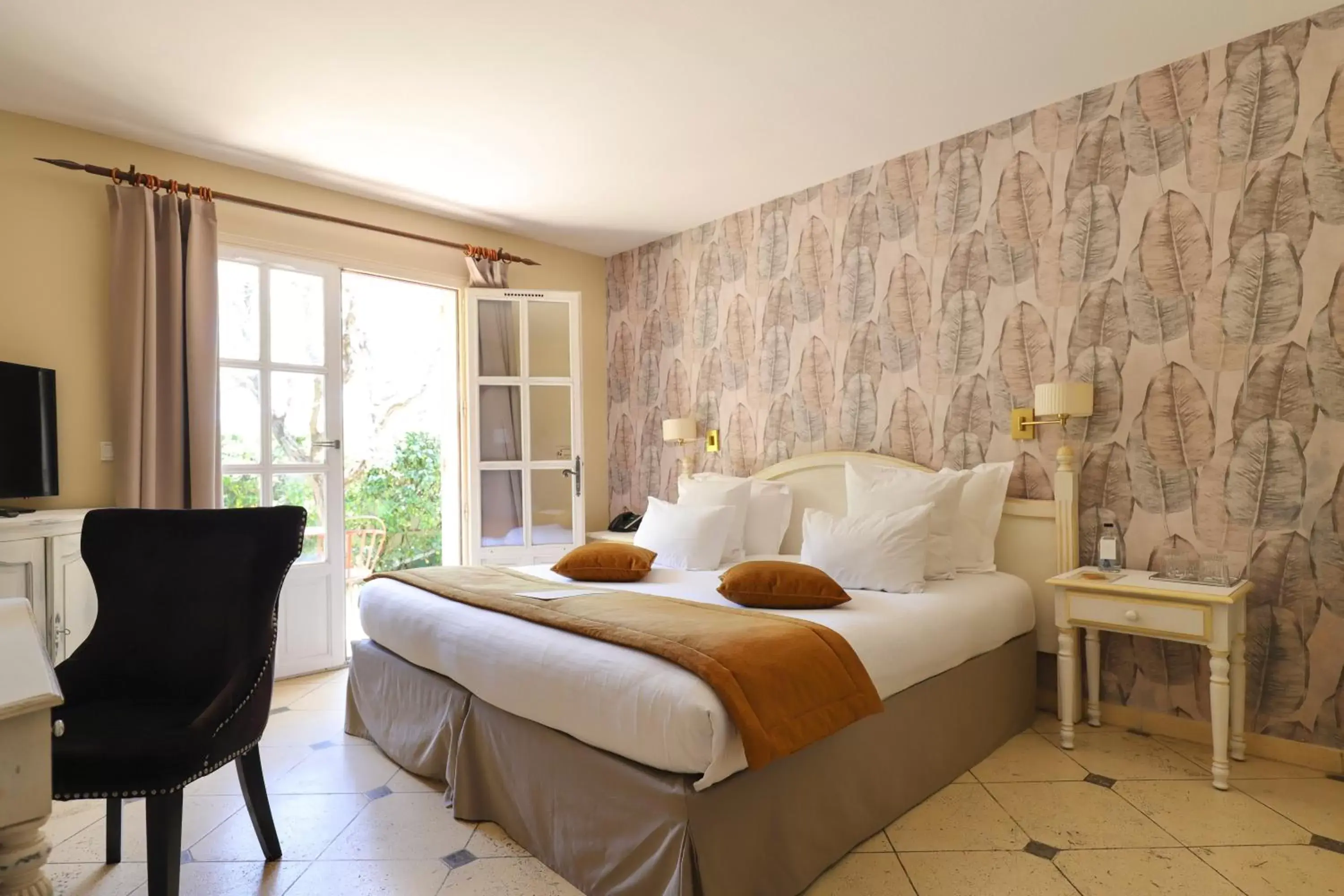 Bed in Hôtel De Mougins