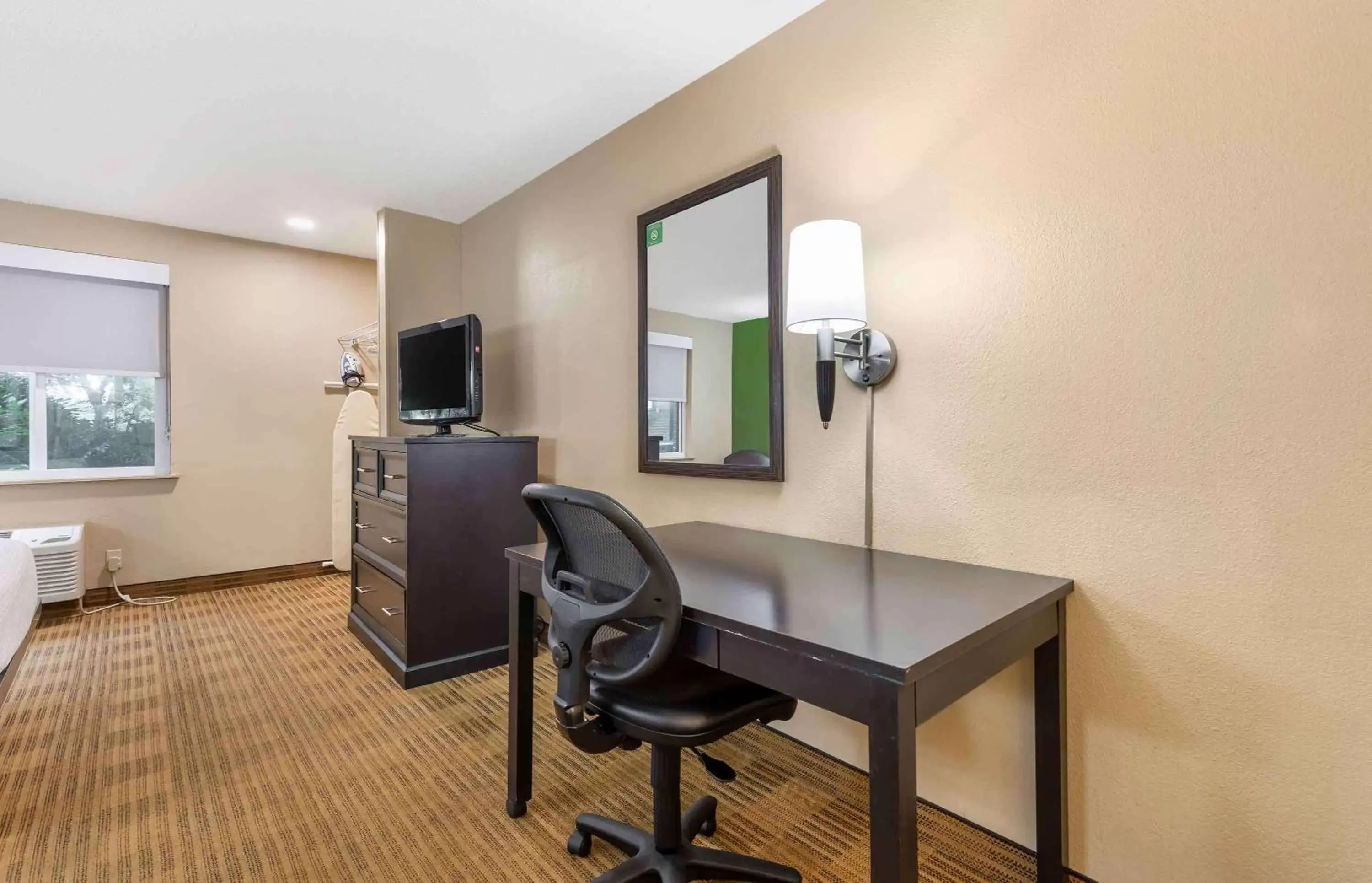 Bedroom, TV/Entertainment Center in Extended Stay America Suites - Washington, DC - Springfield
