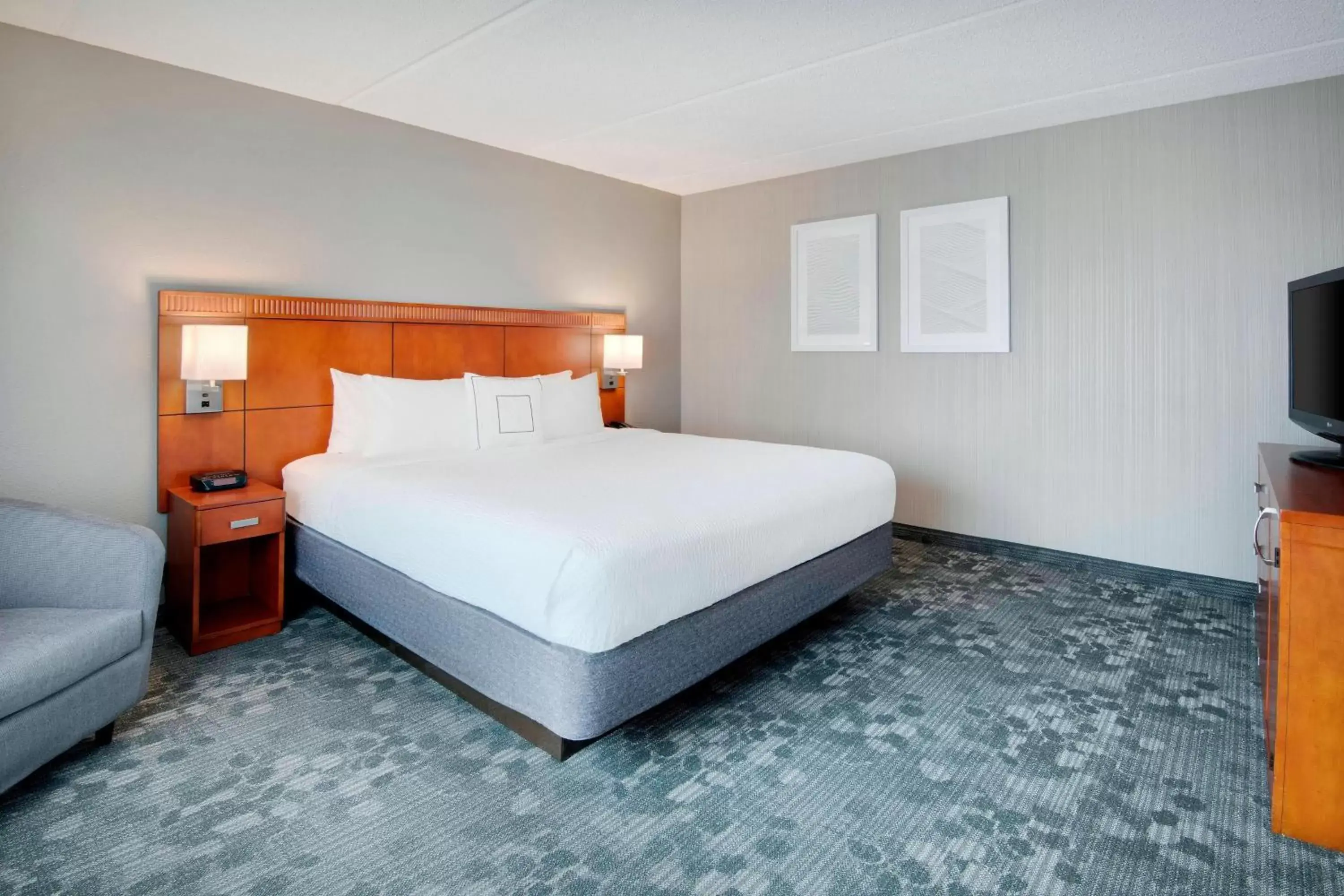 Bedroom, Bed in Courtyard by Marriott Savannah Midtown