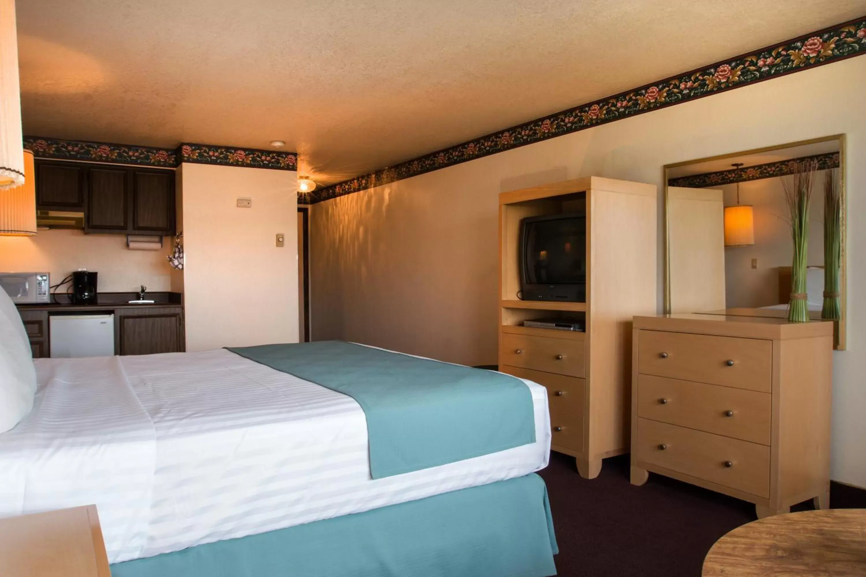 Photo of the whole room, Bed in Hi Tide Oceanfront Inn