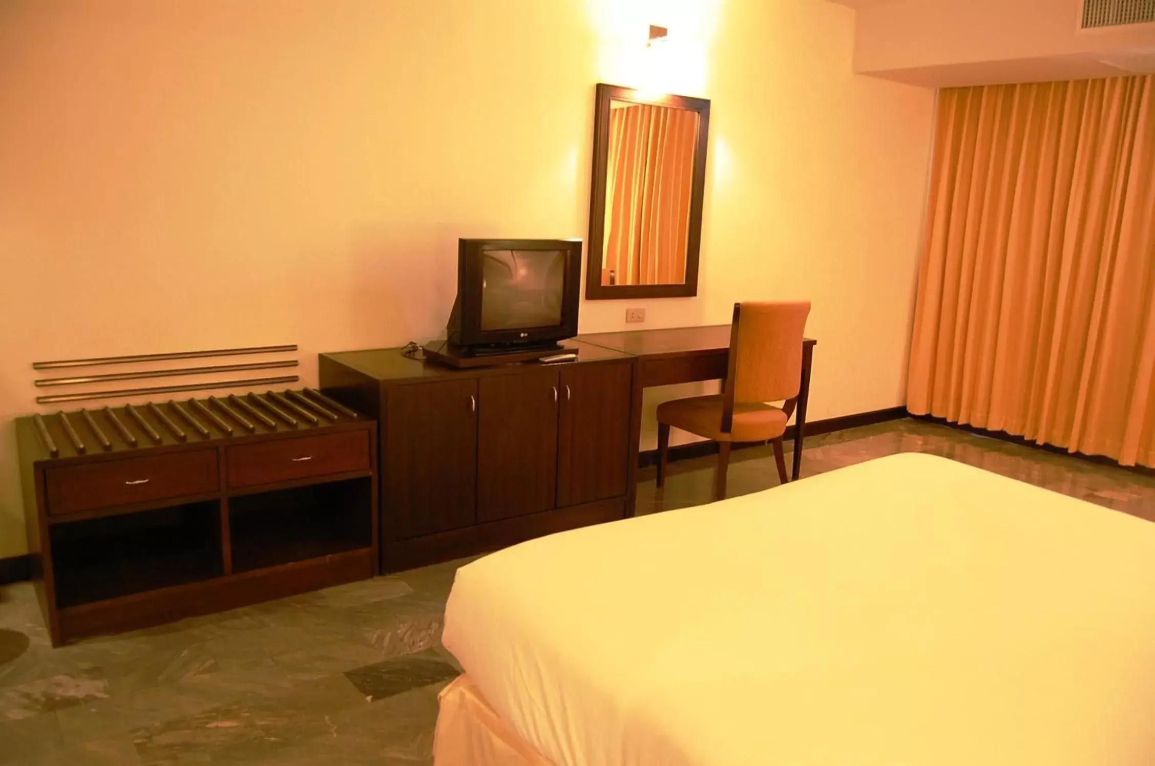Bed, TV/Entertainment Center in Royal Lanna Hotel