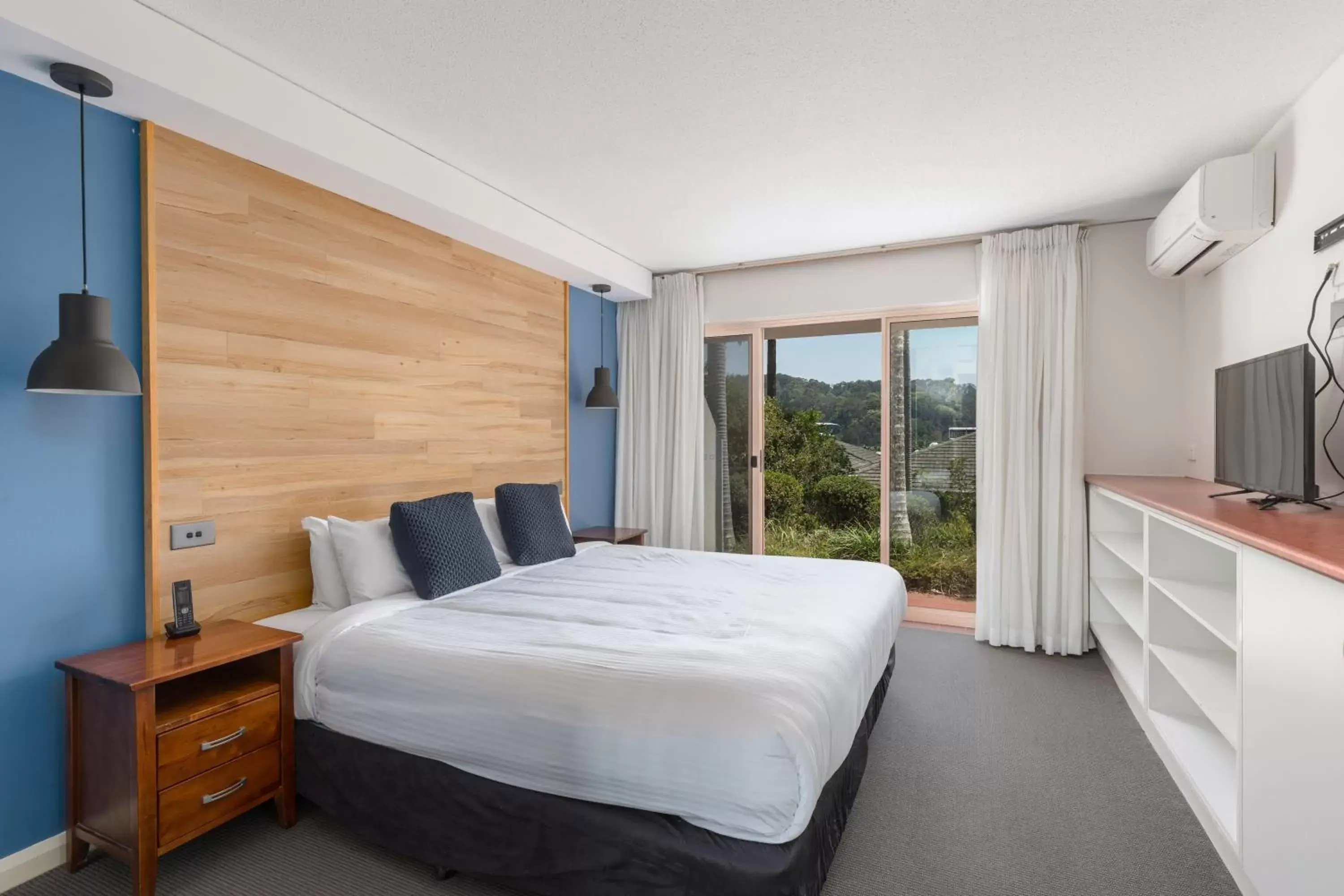 Bedroom, Bed in Charlesworth Bay Beach Resort