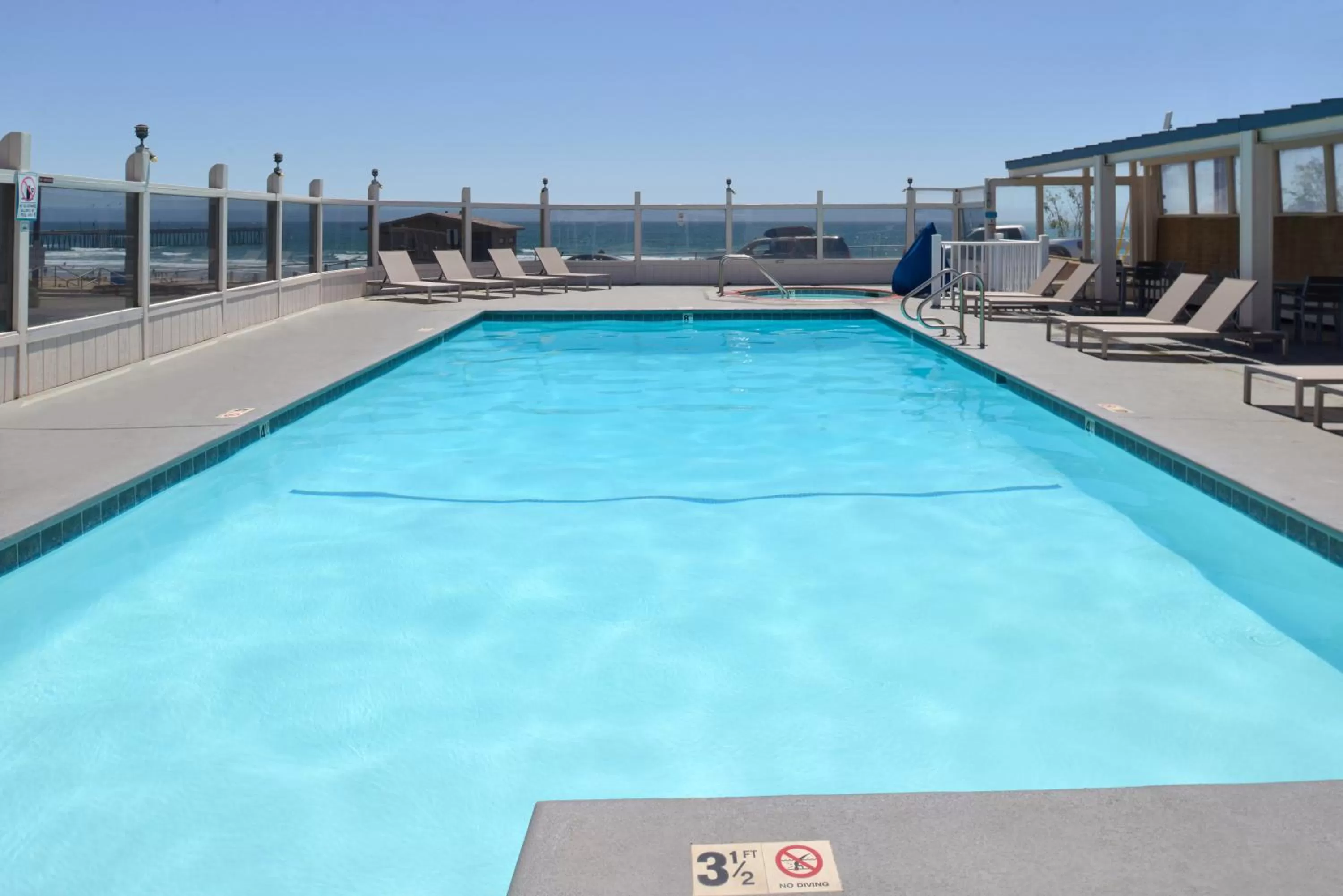 Hot Tub in Edgewater Inn and Suites