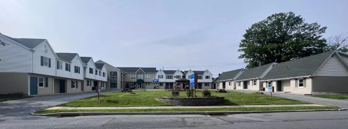 Property building in Rodeway Inn & Suites Hershey Chocolate Avenue