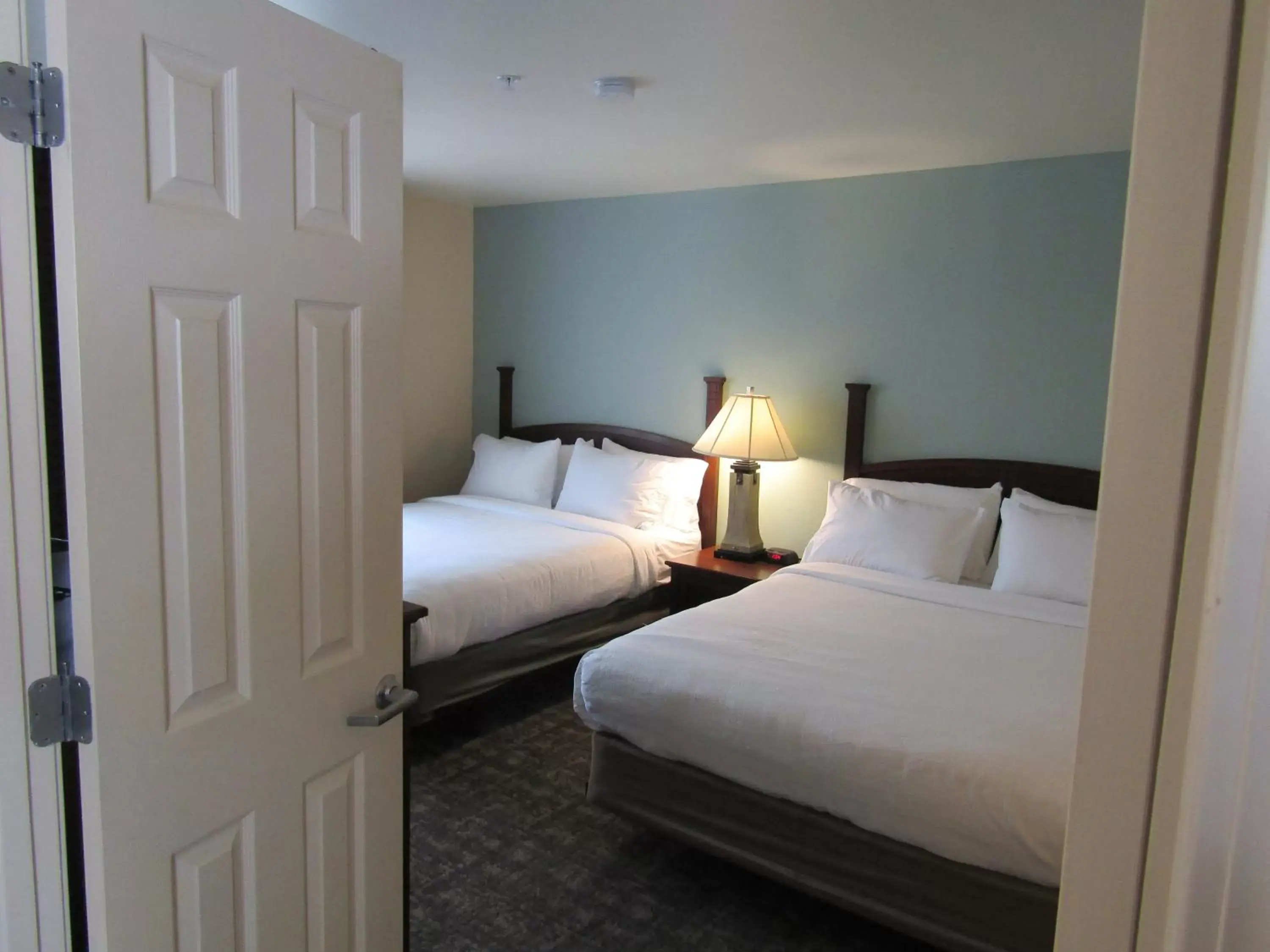 Bedroom, Bed in Staybridge Suites Rochester University, an IHG Hotel