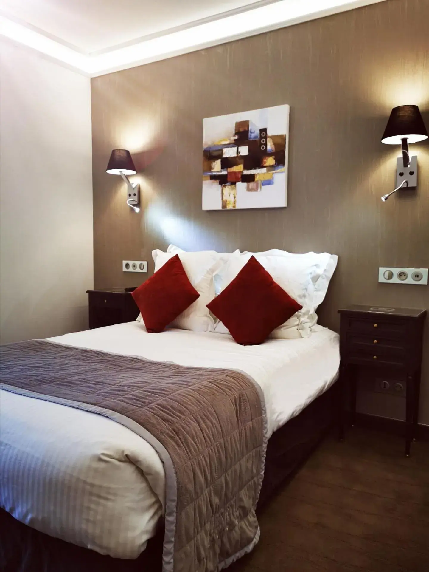 Property building, Bed in Hotel Henry Ii Beaune Centre