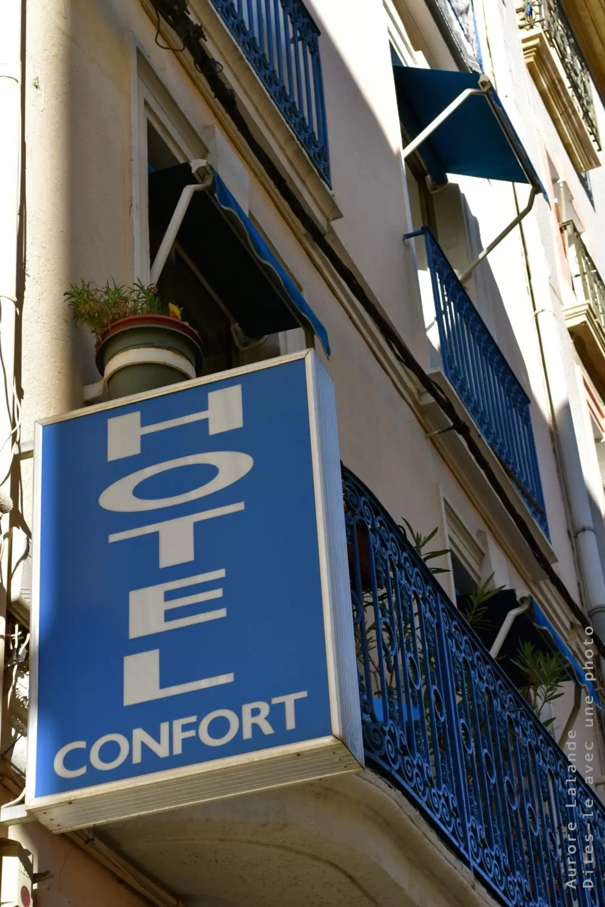 Property building in Hôtel Confort