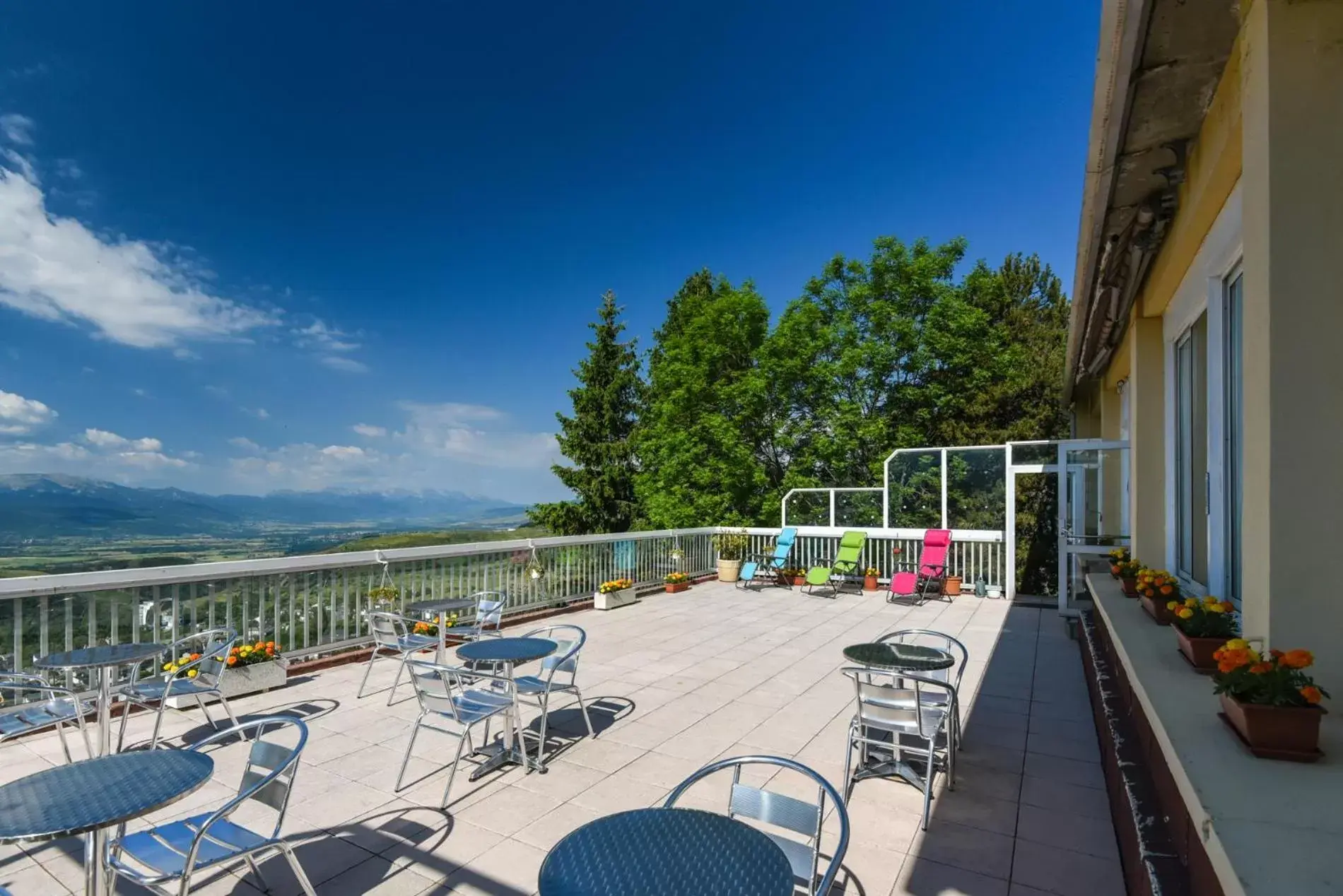 Solarium, Balcony/Terrace in Hotel des Pyrénées