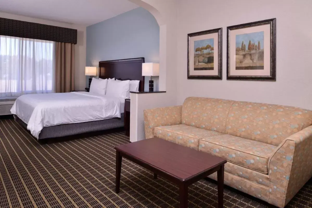 Holiday Inn Express & Suites Pittsburg, an IHG Hotel