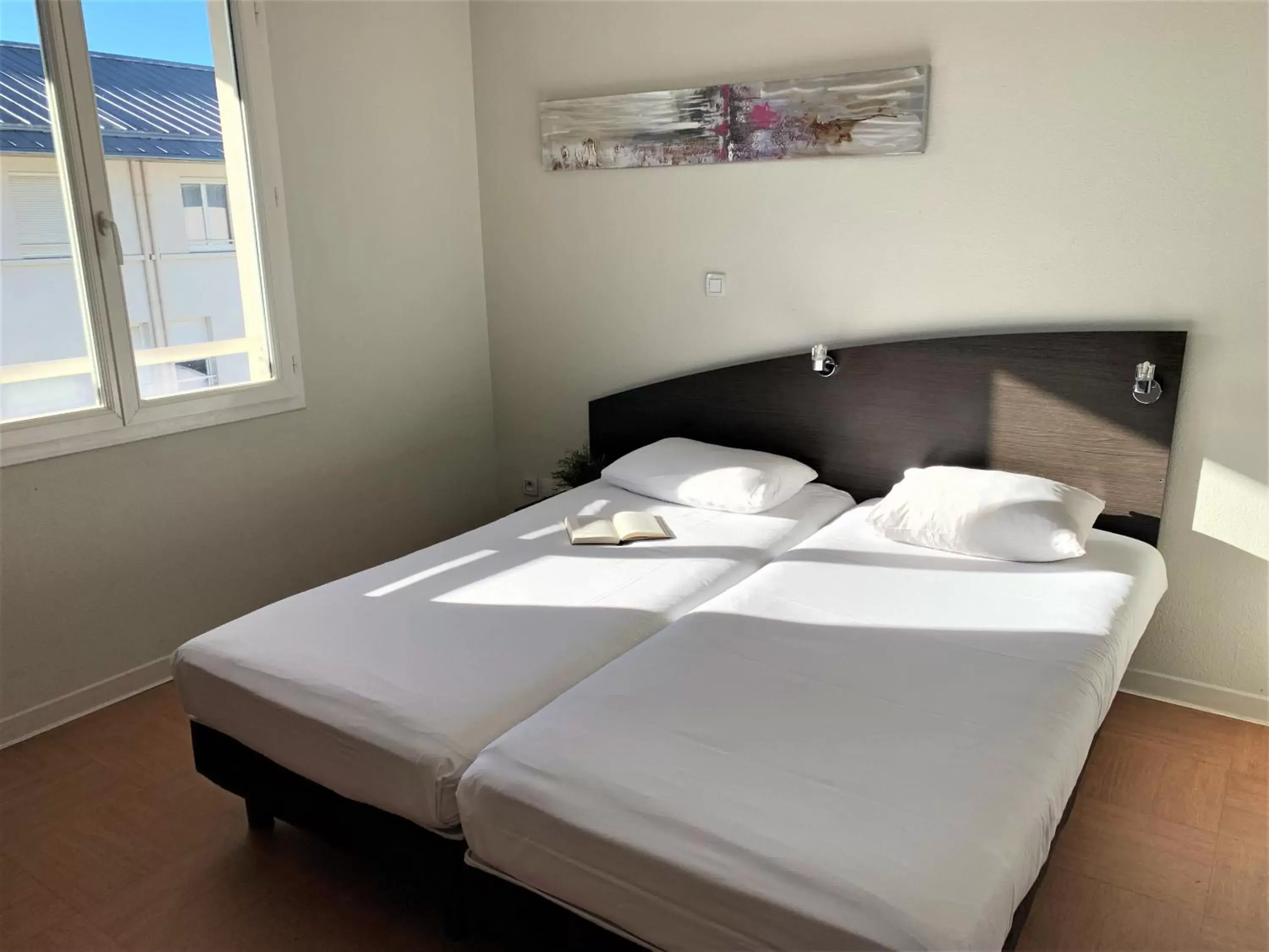 Bed in ApartHotel Sainte-Marthe