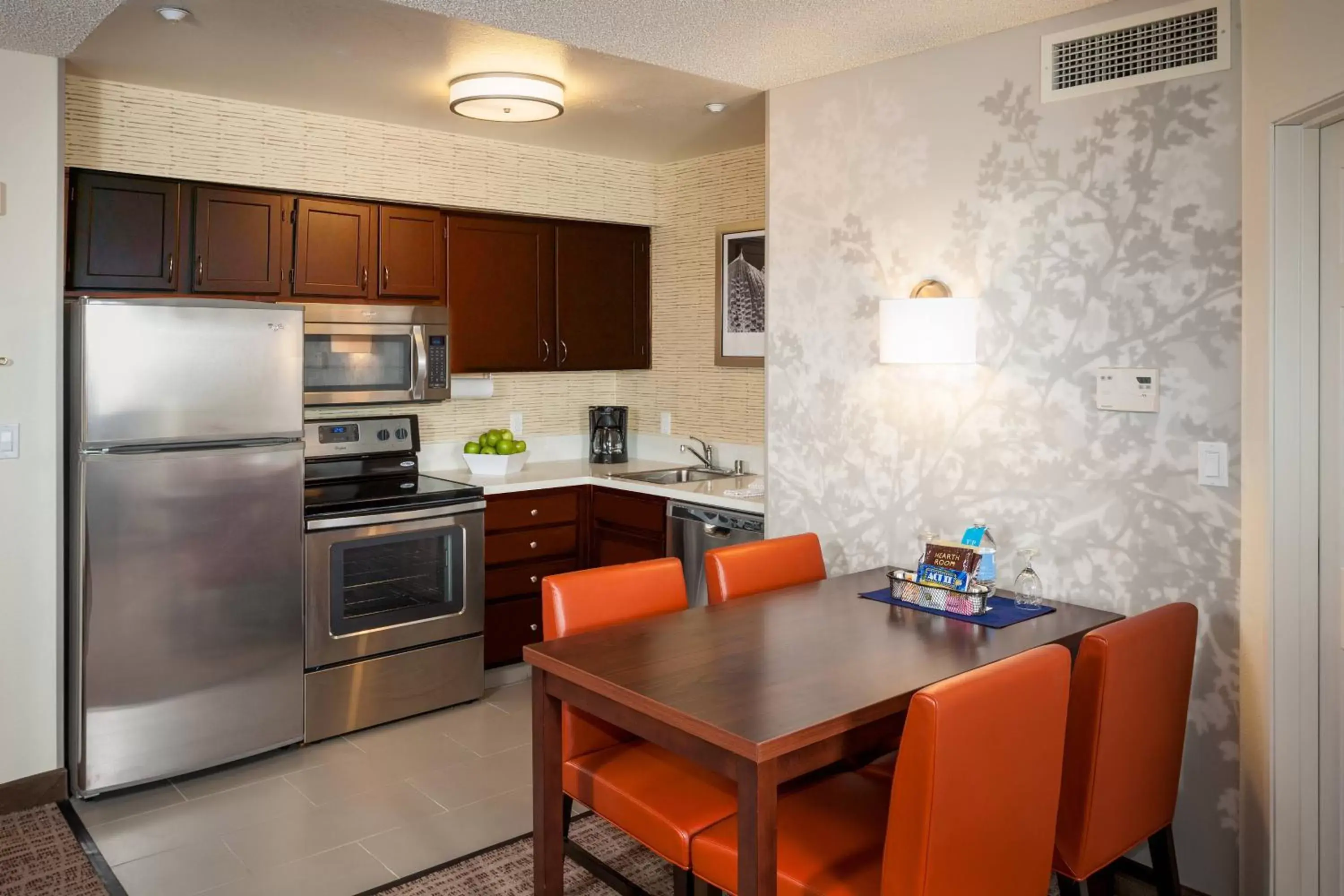 Bedroom, Kitchen/Kitchenette in Residence Inn by Marriott Las Vegas Henderson/Green Valley