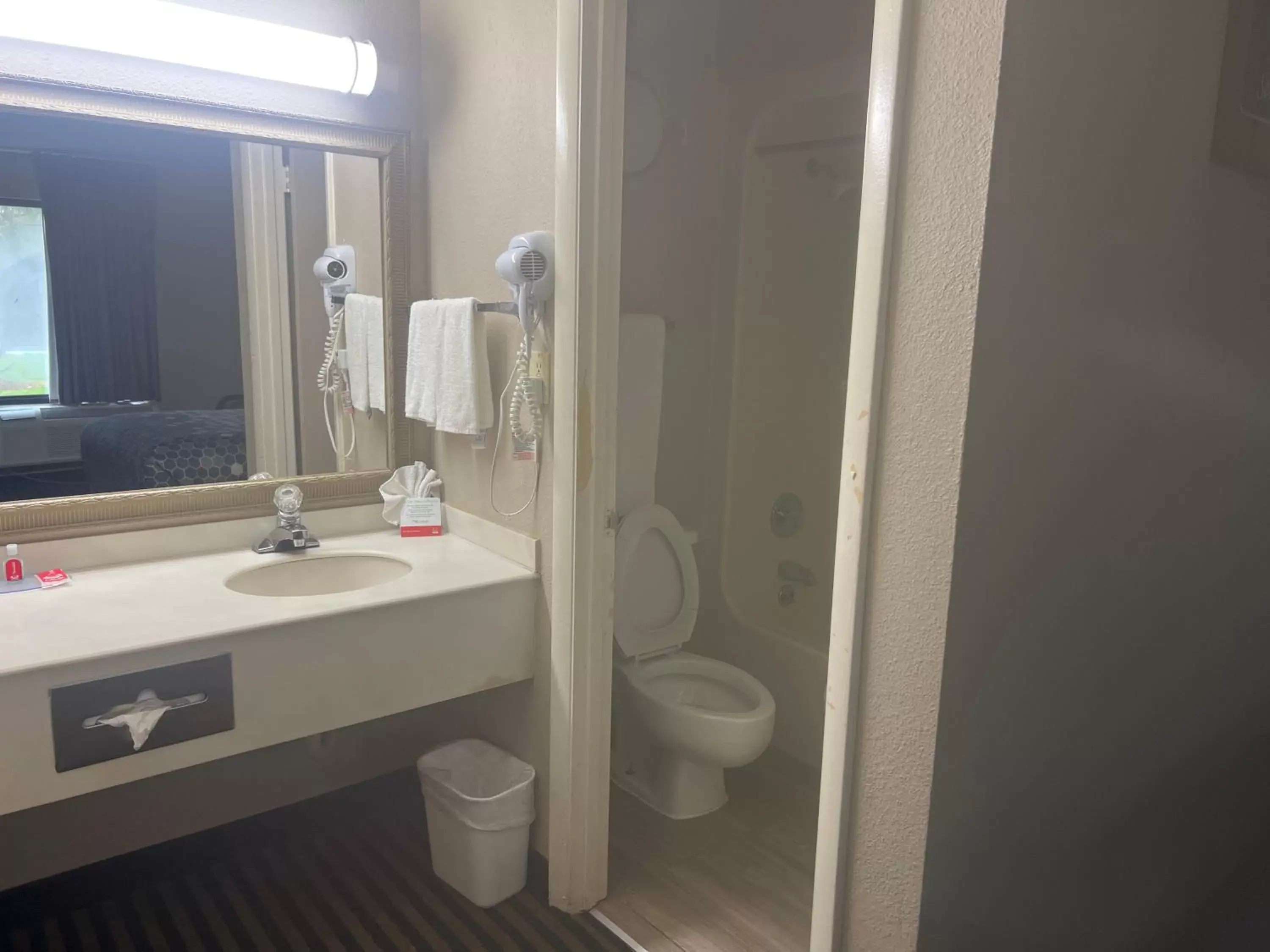 Bathroom in Econo Lodge Florence