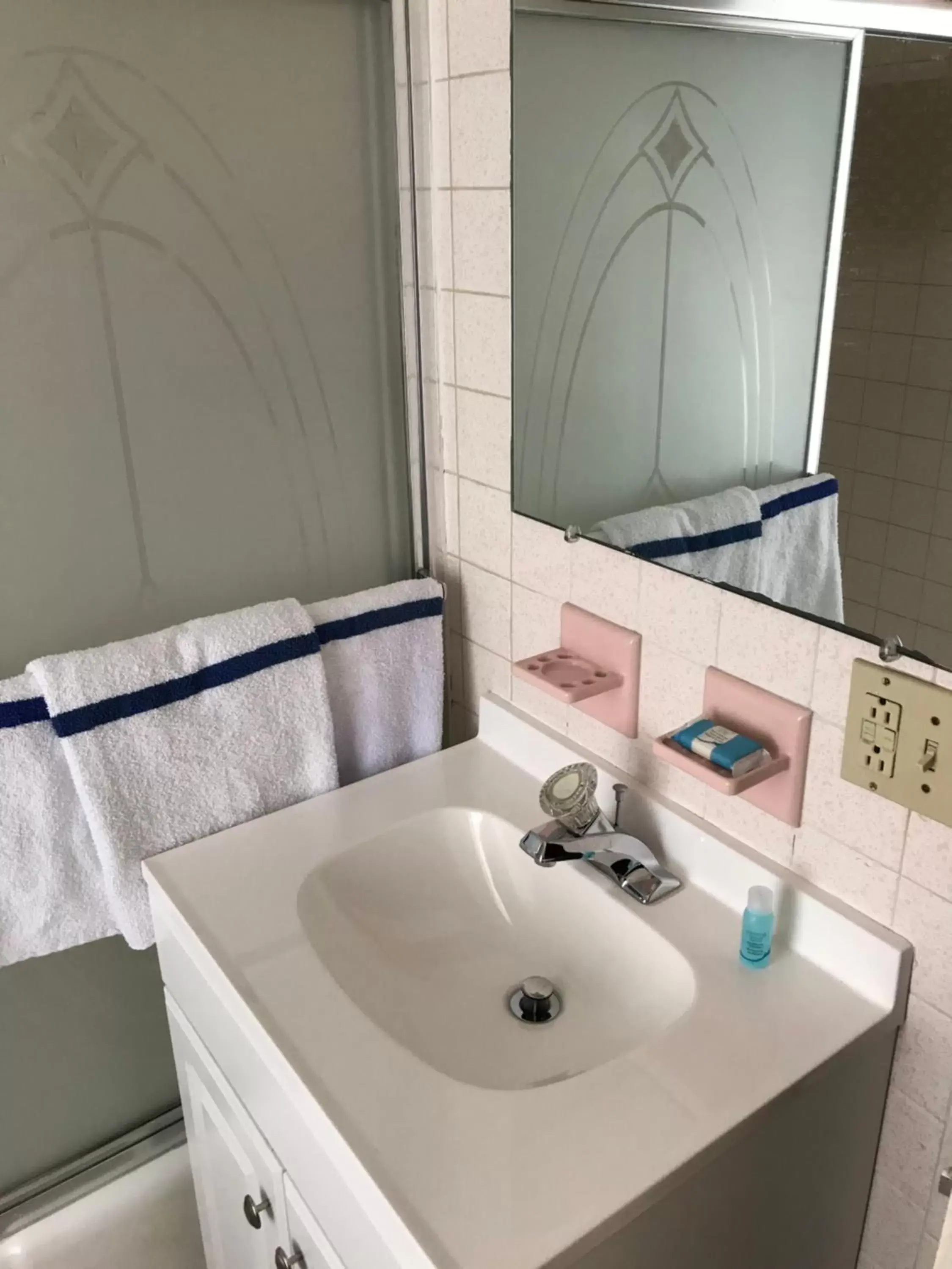 Bathroom in Simmons Motel and Suites