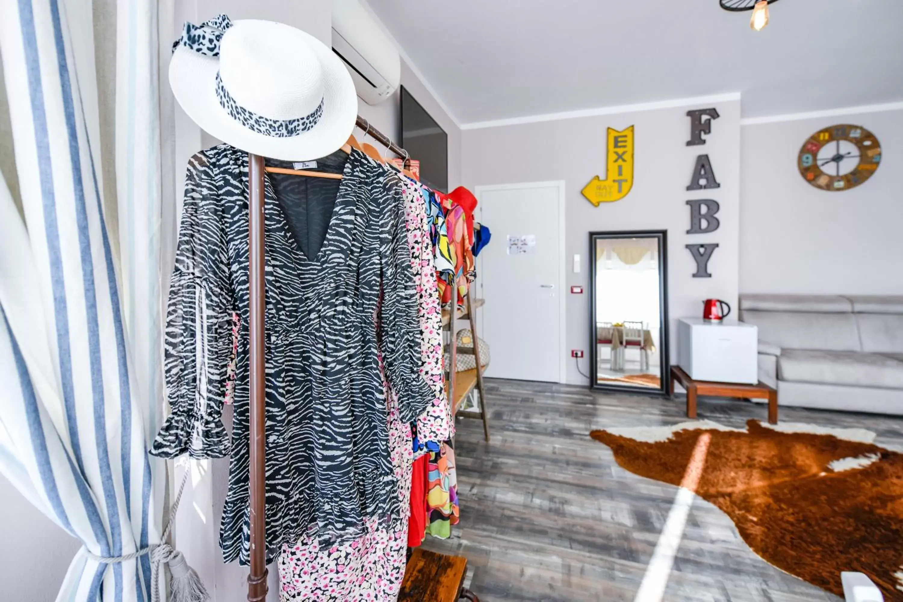 wardrobe in Villa Giulia Rooms & Bike