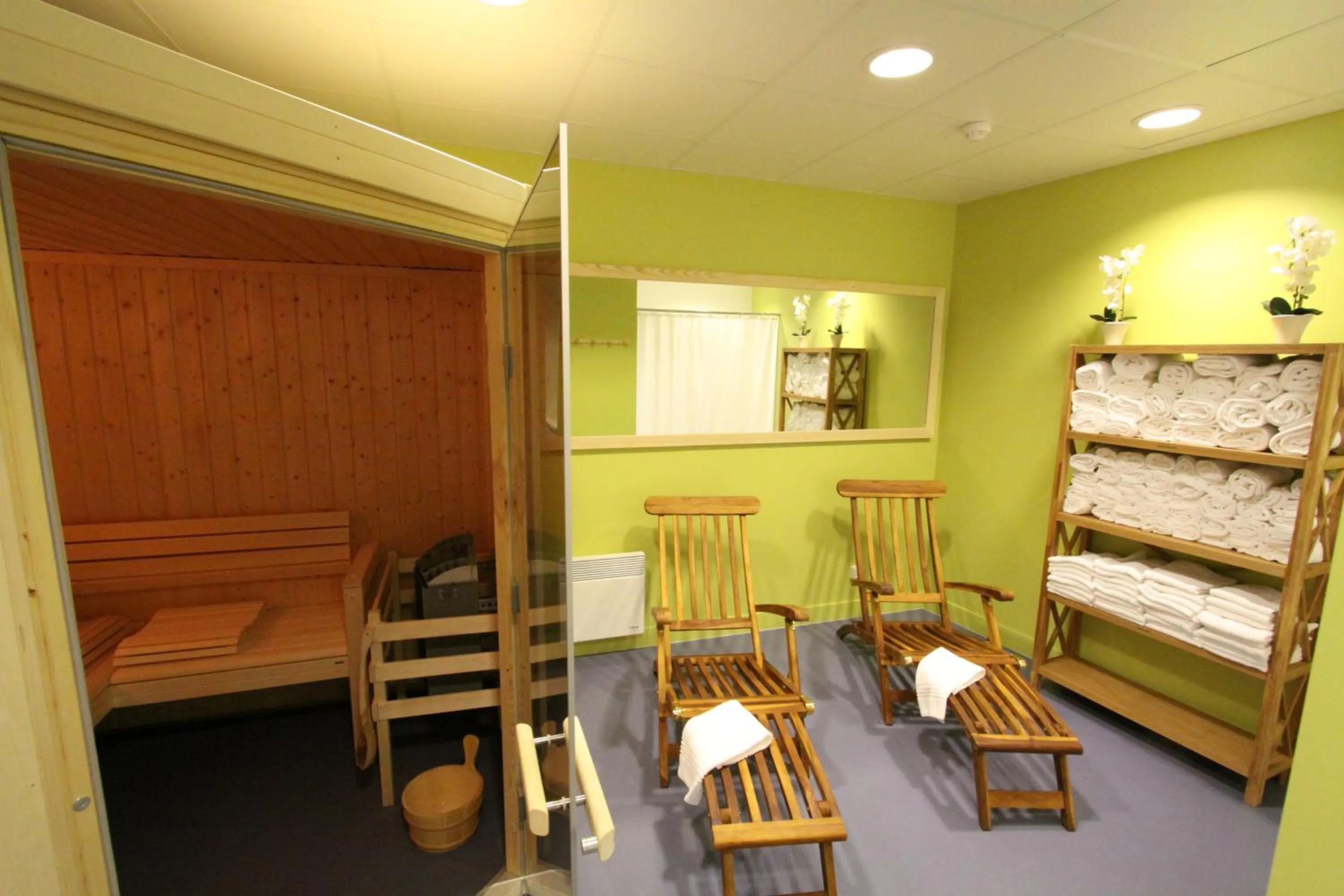 Spa and wellness centre/facilities, Bed in Mercure Niort Marais Poitevin