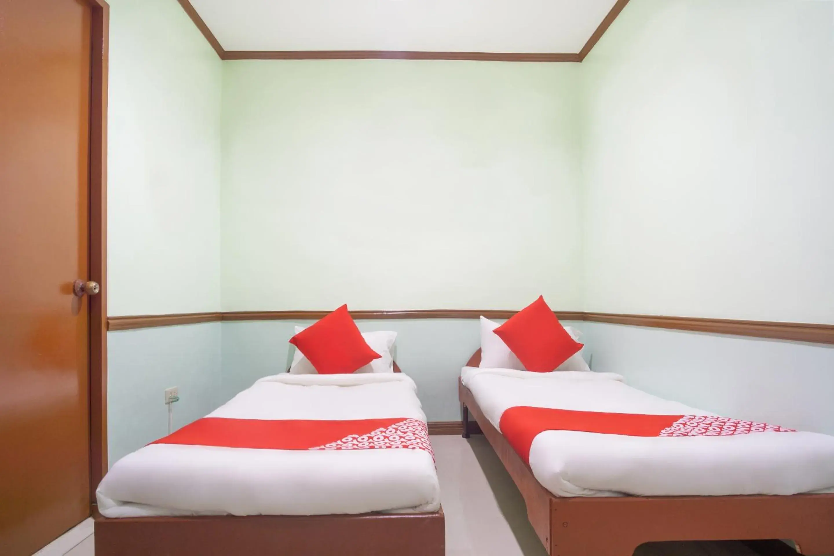Photo of the whole room, Bed in OYO 166 Maanyag Pension House