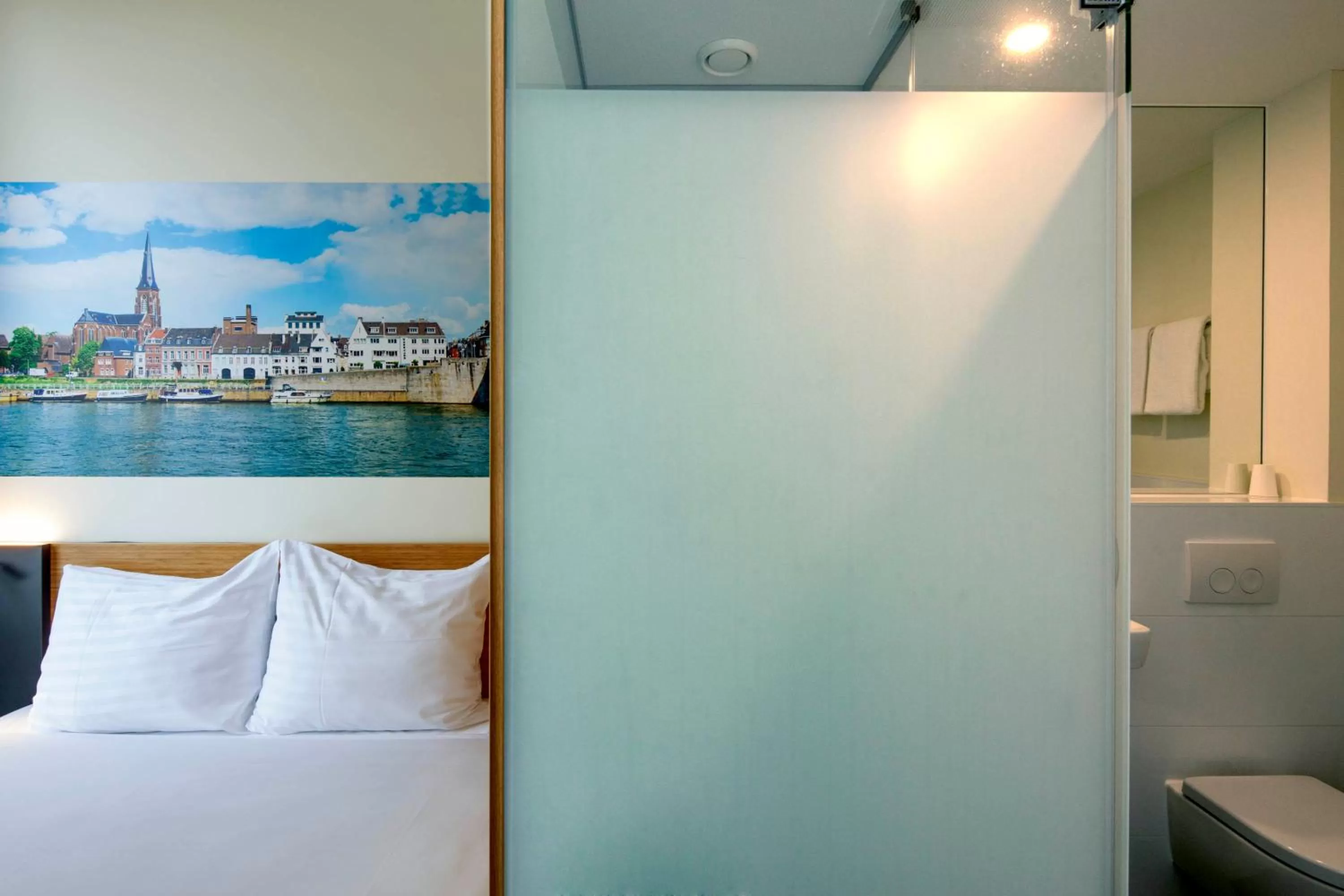 Photo of the whole room, Bed in easyHotel Maastricht City Centre