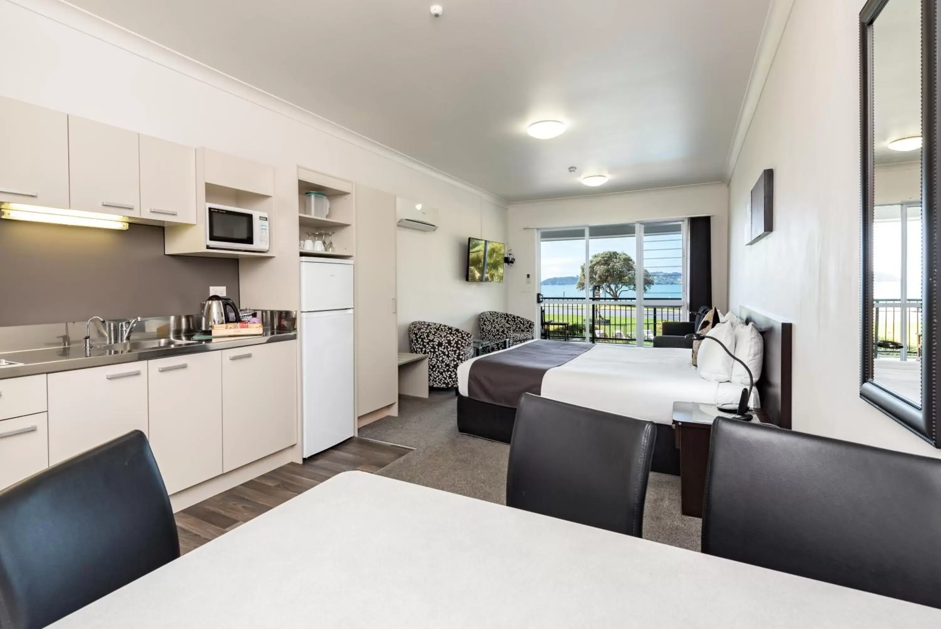 Photo of the whole room, Kitchen/Kitchenette in Anchorage Motel