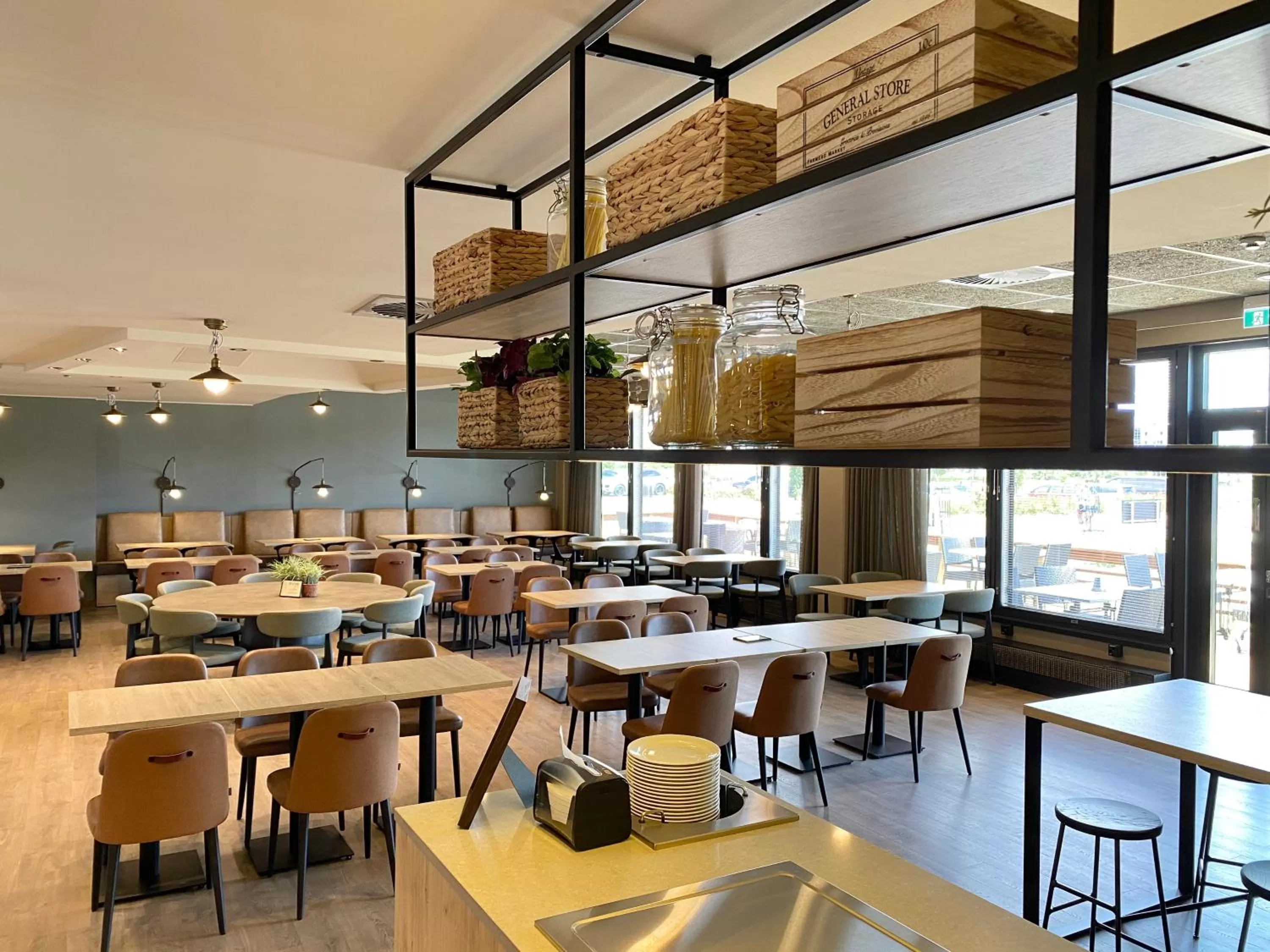 Restaurant/places to eat in Skyline Airport Hotel