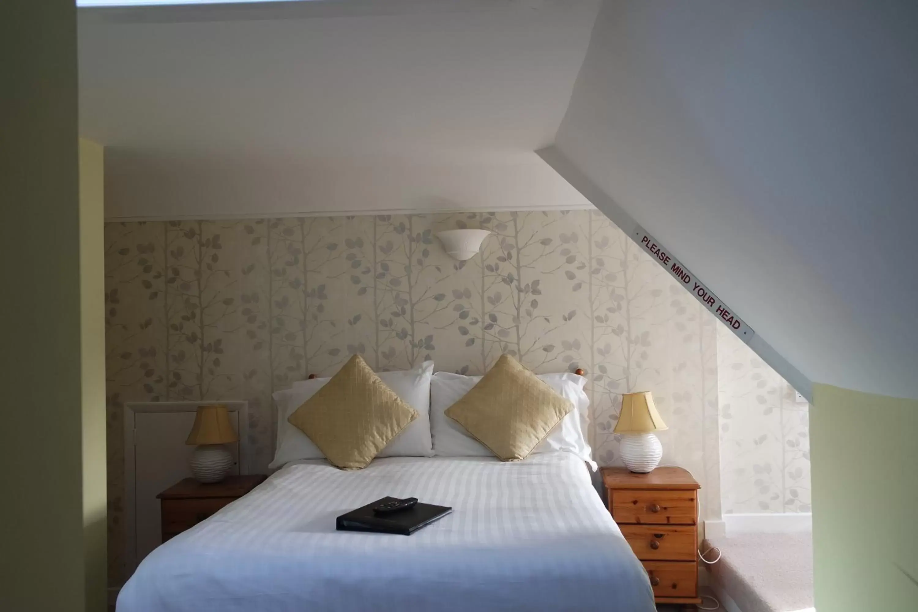Bedroom, Bed in Gable End Hotel