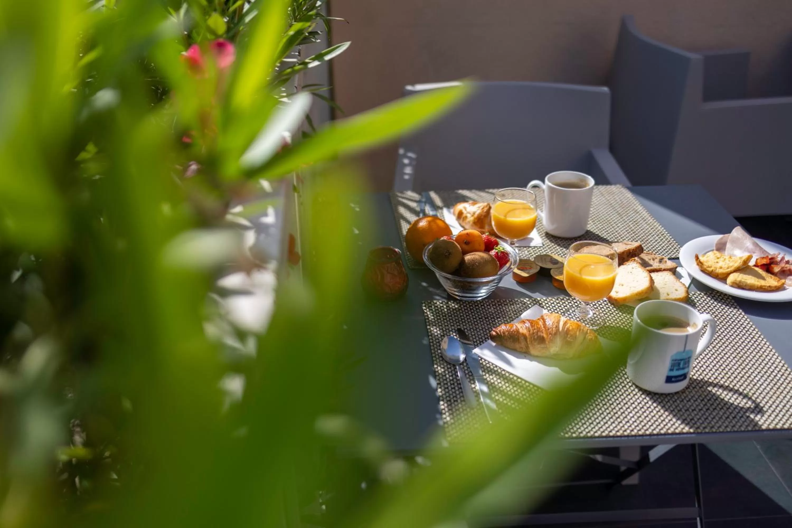 Breakfast in Hôtel restaurant Kyriad Fréjus