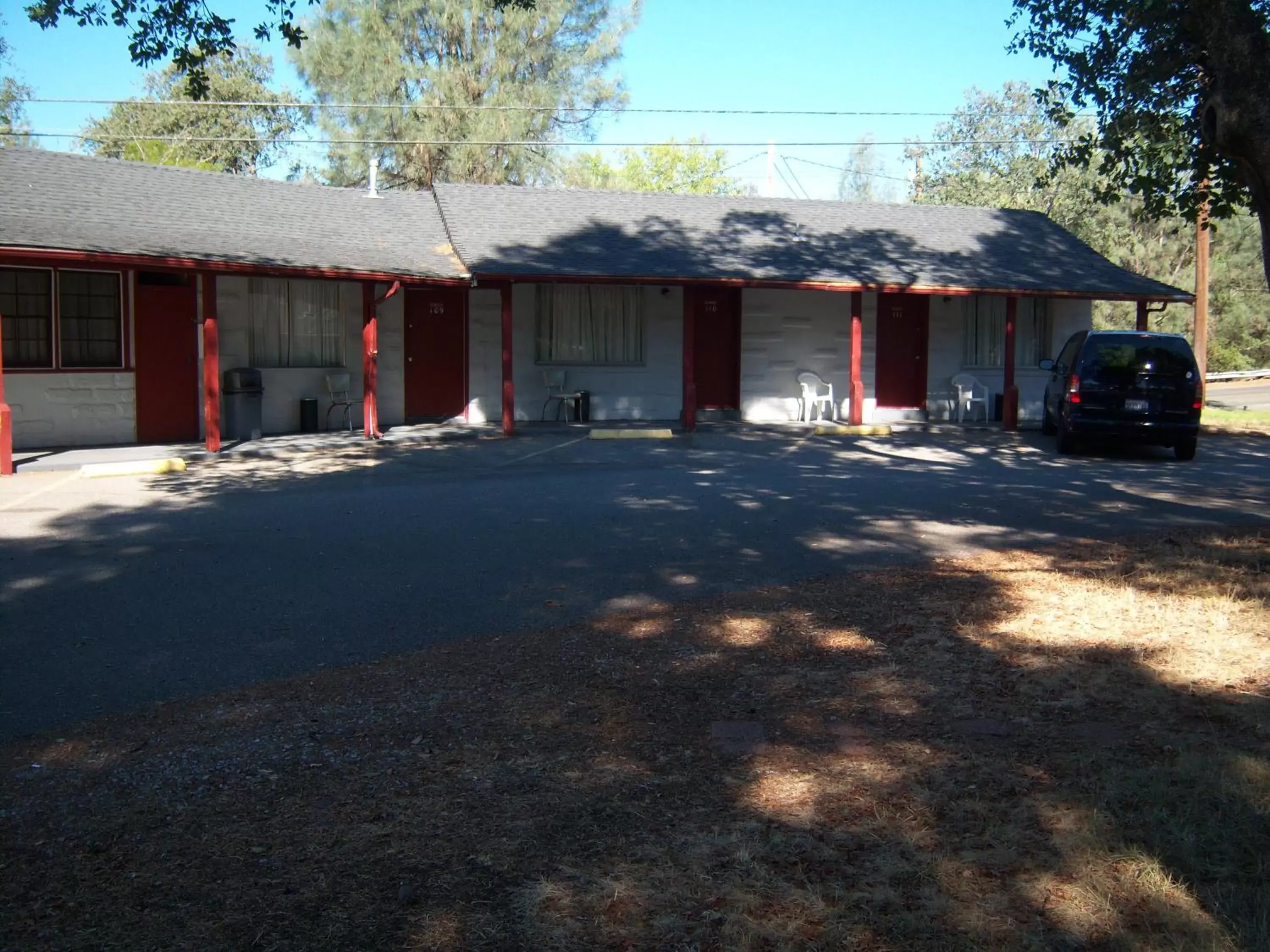 Property Building in Shasta Dam Motel