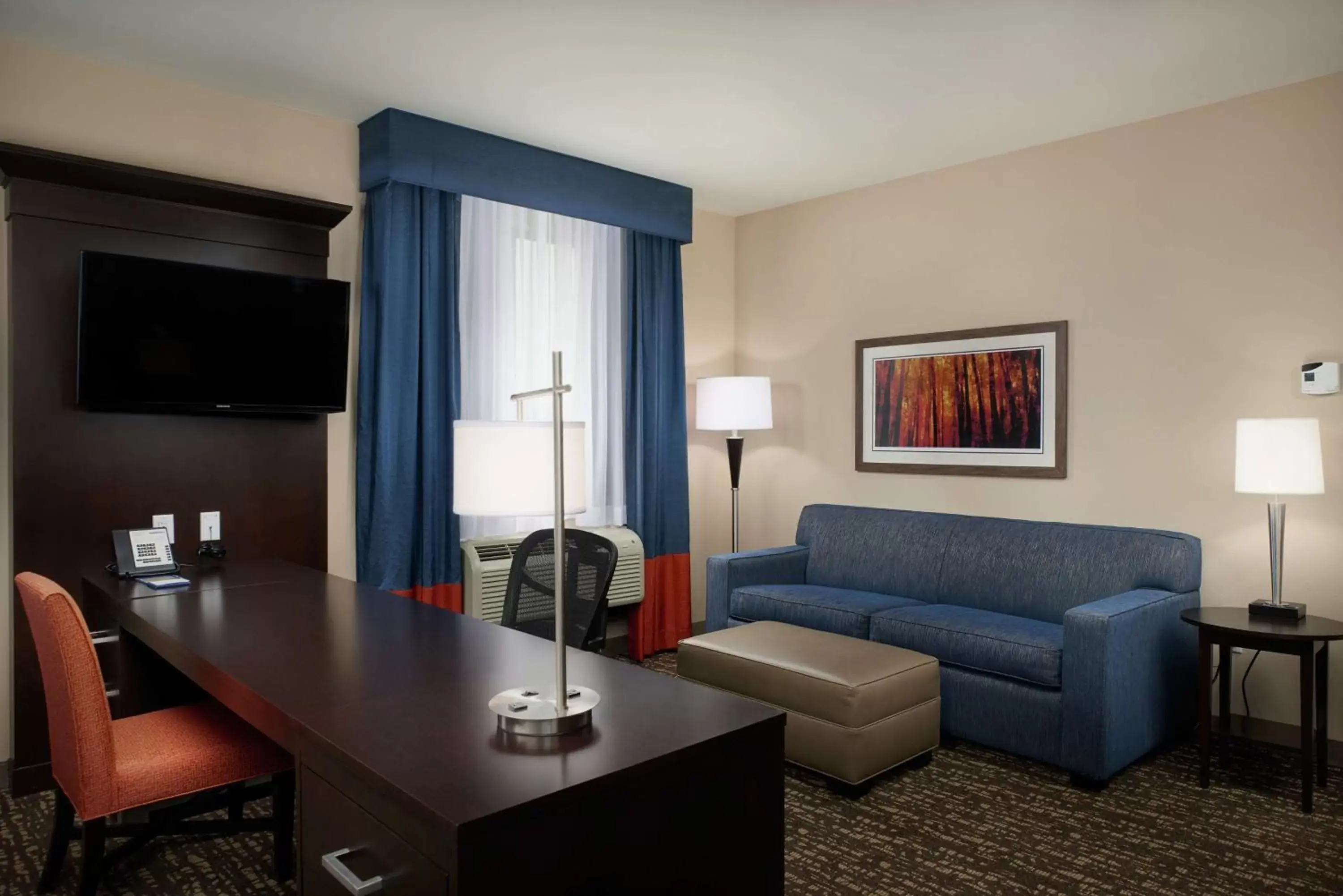 Bedroom, Seating Area in Hampton Inn & Suites Portland/Vancouver
