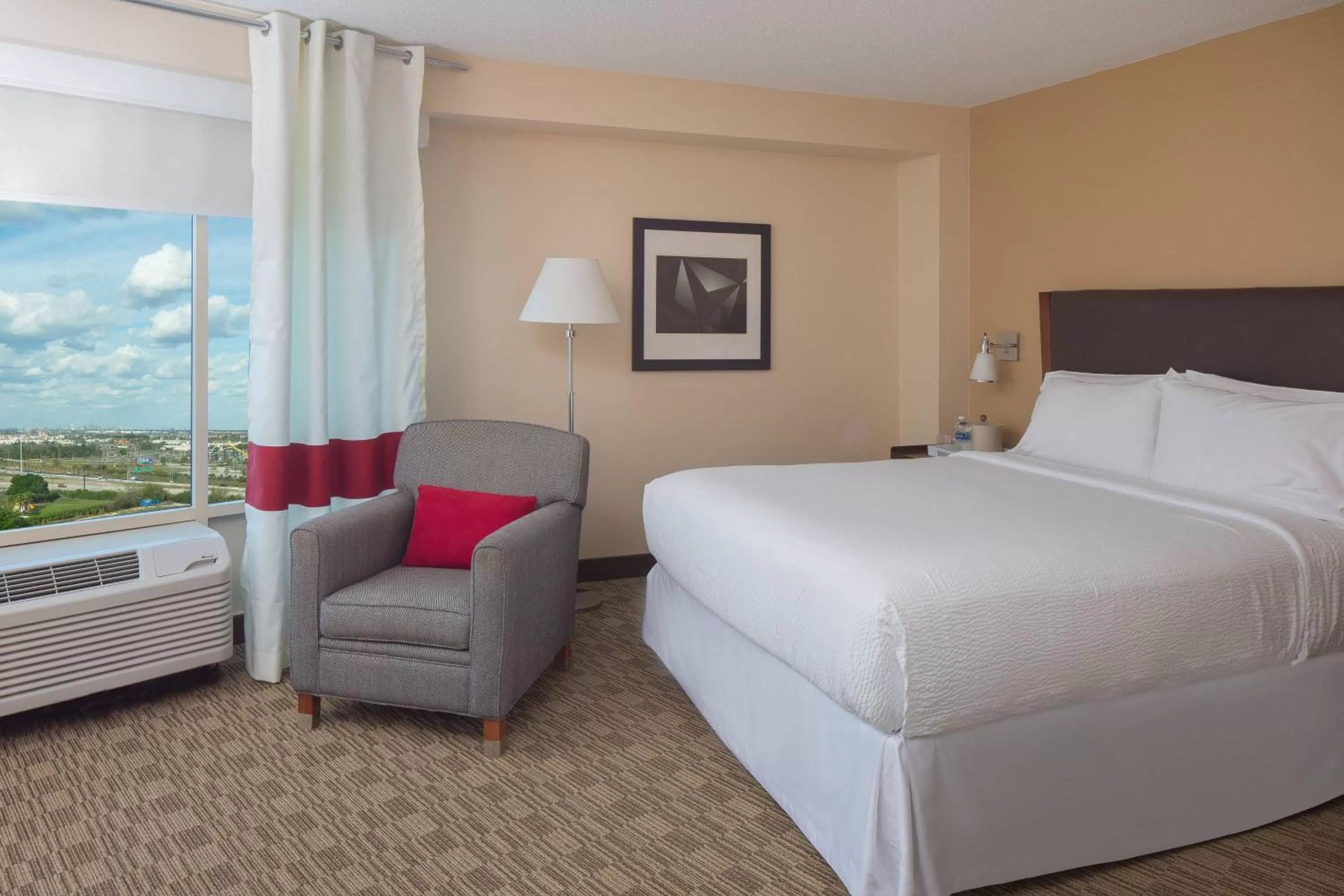 Photo of the whole room, Bed in Four Points by Sheraton Orlando International Drive