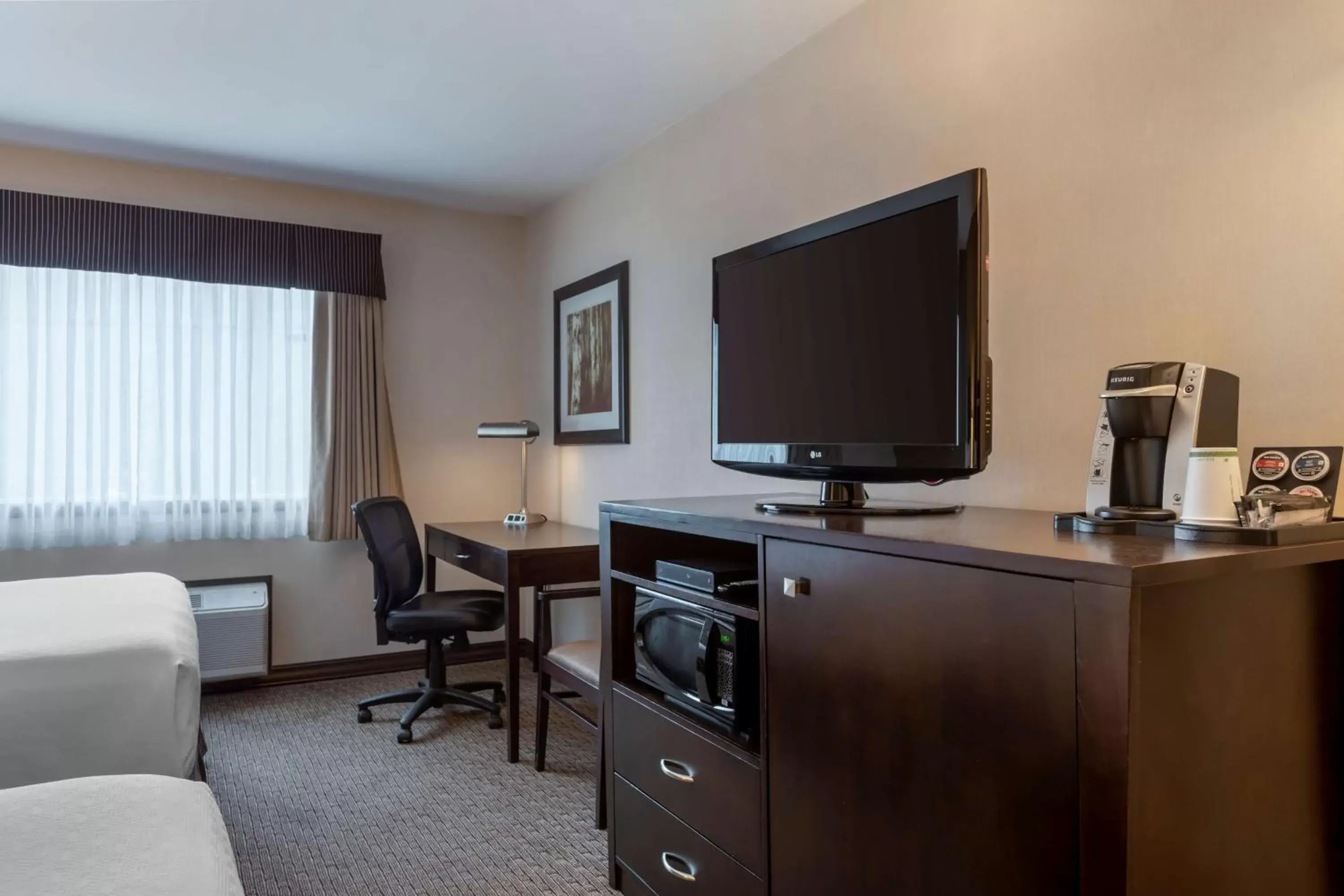 Bedroom, TV/Entertainment Center in Best Western Plus Baker Street Inn