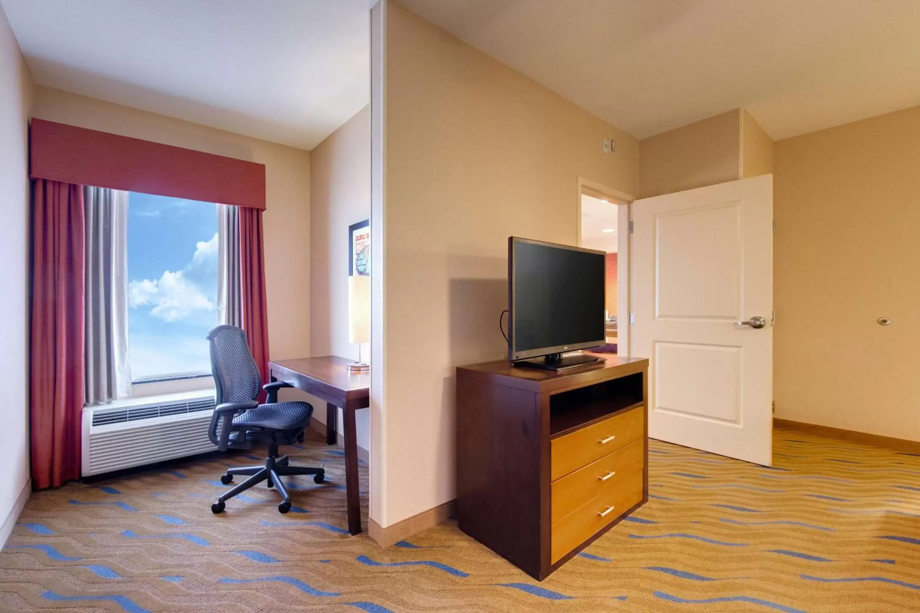 Bedroom, TV/Entertainment Center in Homewood Suites by Hilton Oklahoma City-Bricktown