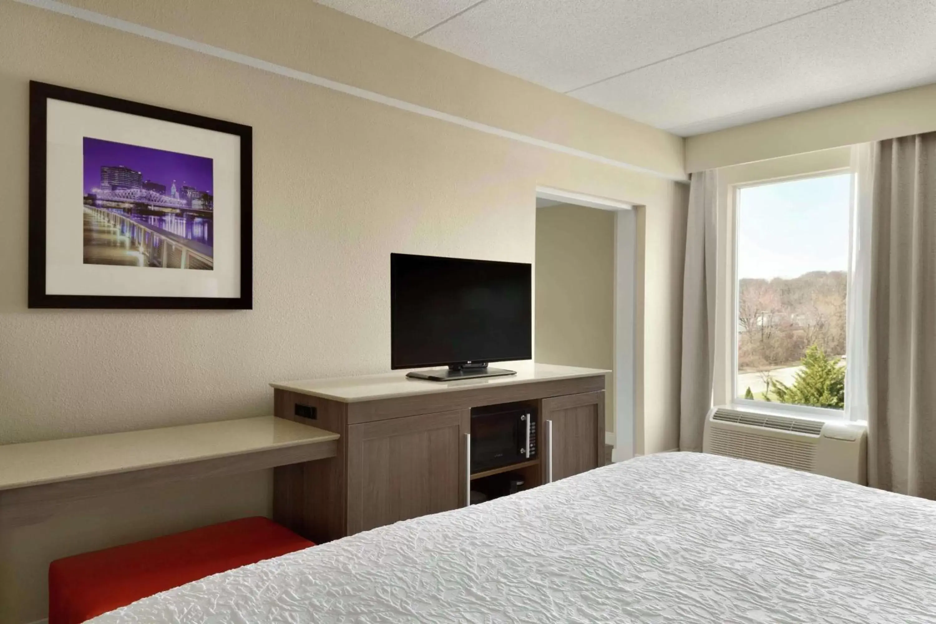 Bedroom, TV/Entertainment Center in Hampton Inn Denville-Rockaway-Parsippany