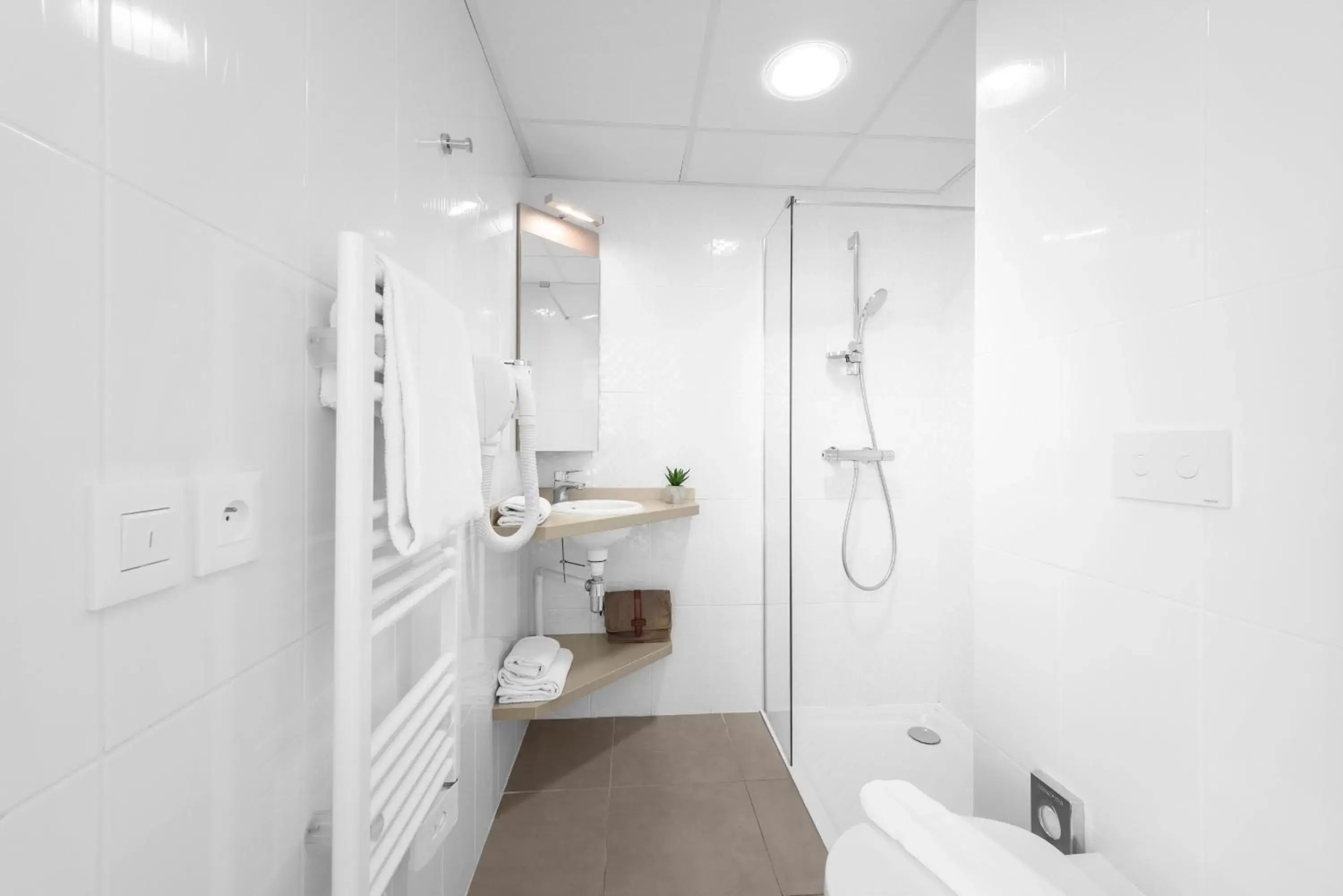 Shower, Bathroom in Kyriad Lyon Est Stadium Eurexpo Meyzieu