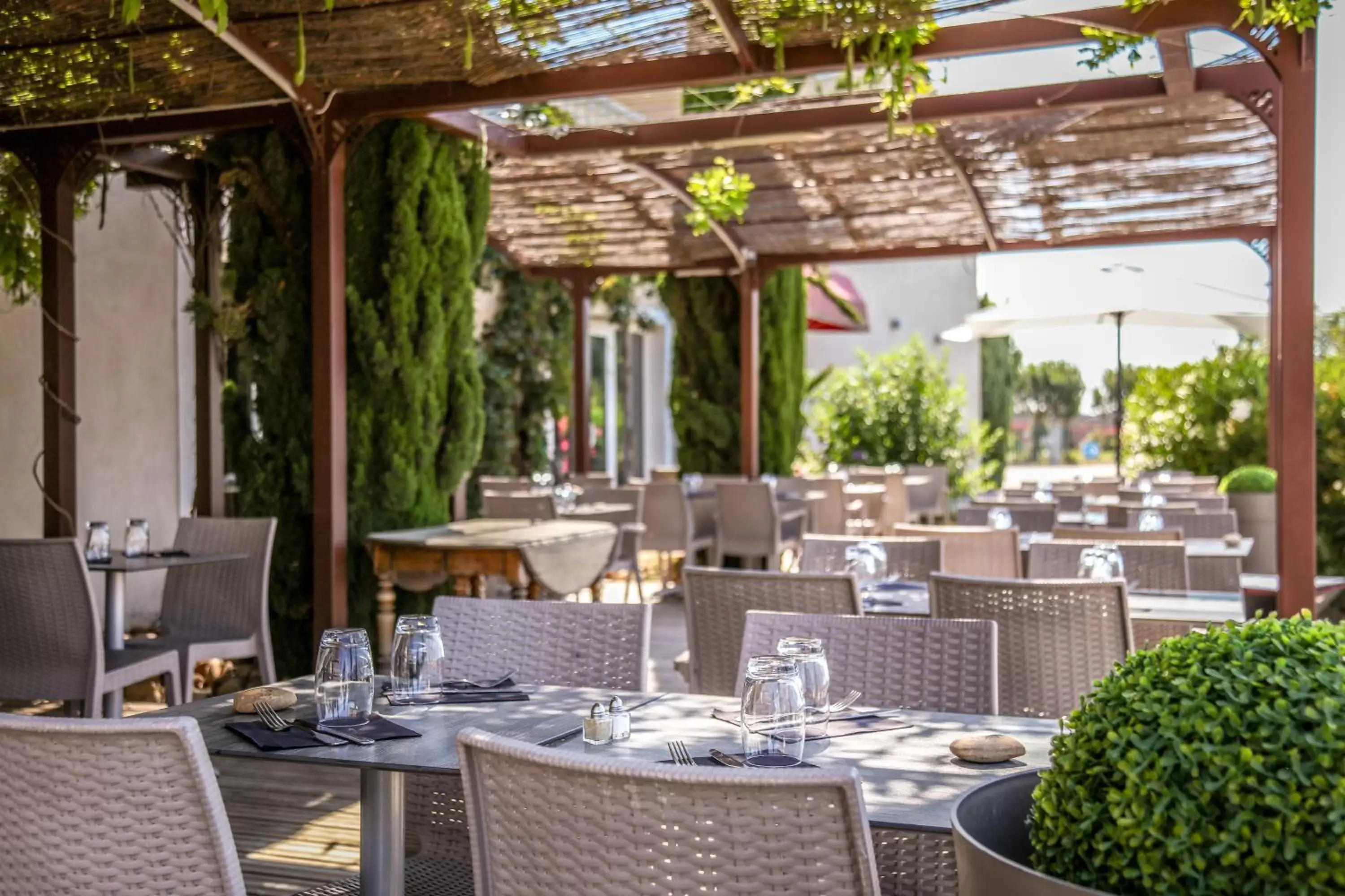 Restaurant/Places to Eat in ibis Orange Sud