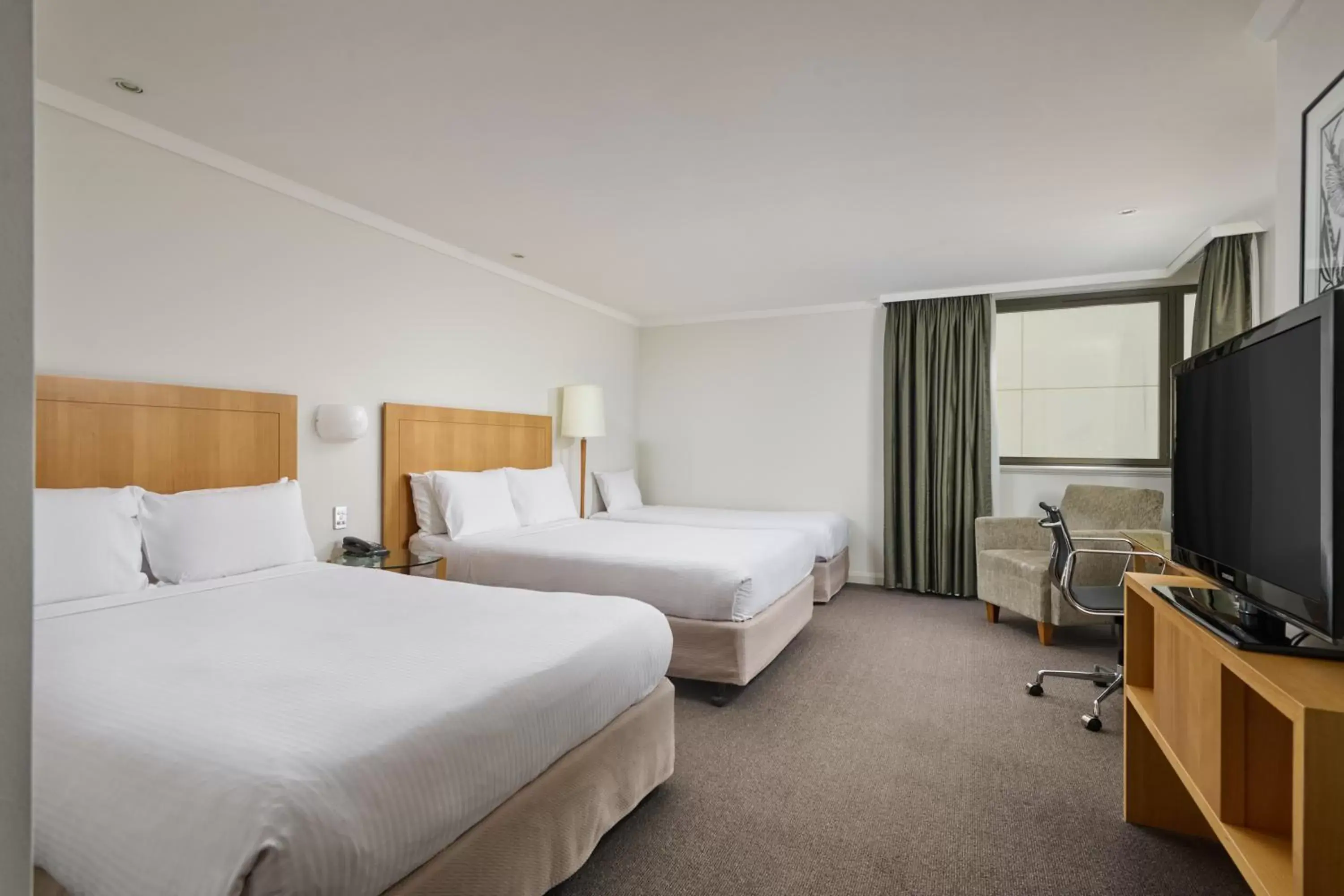 Photo of the whole room, Bed in Crowne Plaza Perth, an IHG Hotel