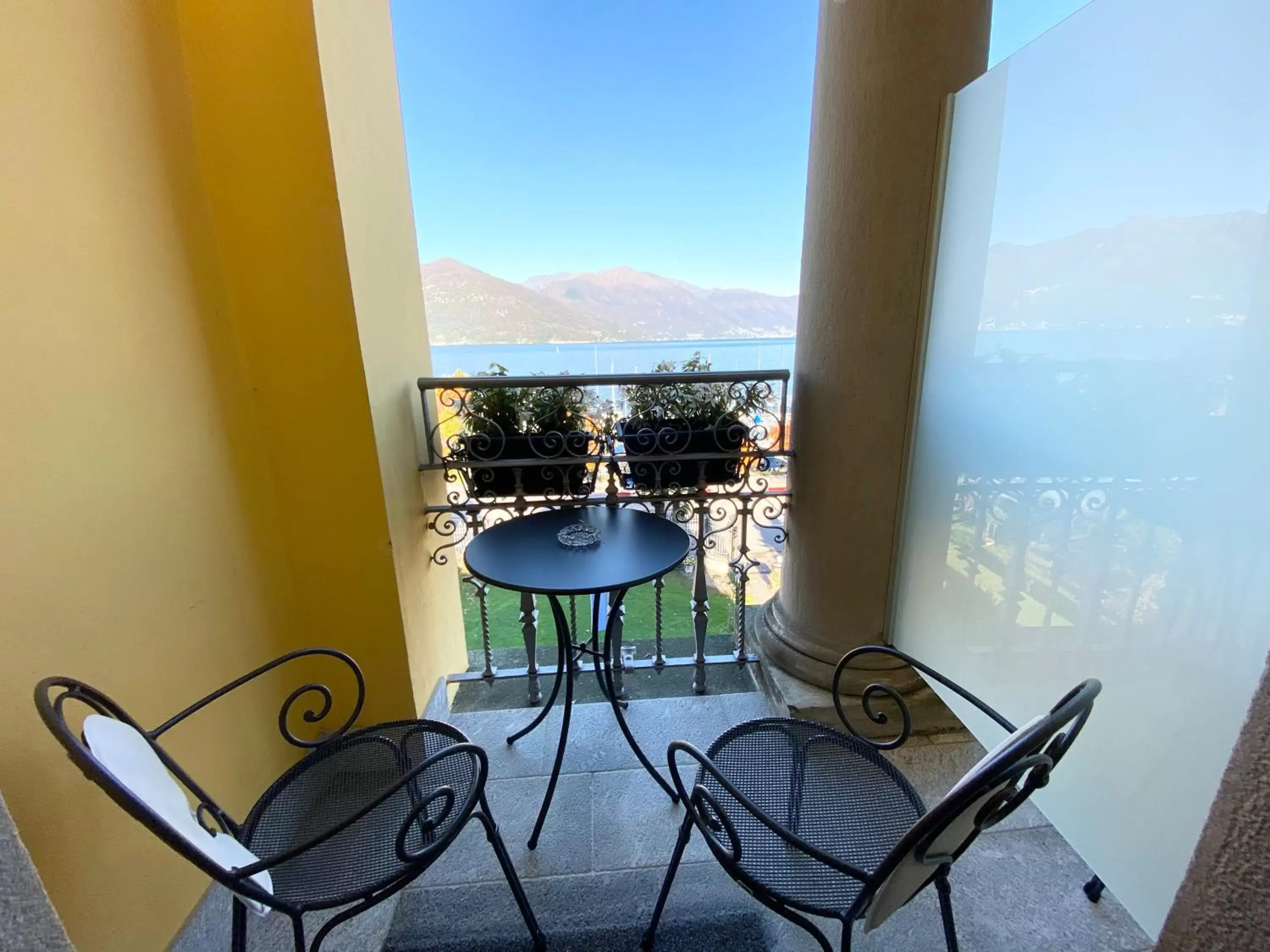 Balcony/Terrace, Mountain View in Camin Hotel Luino