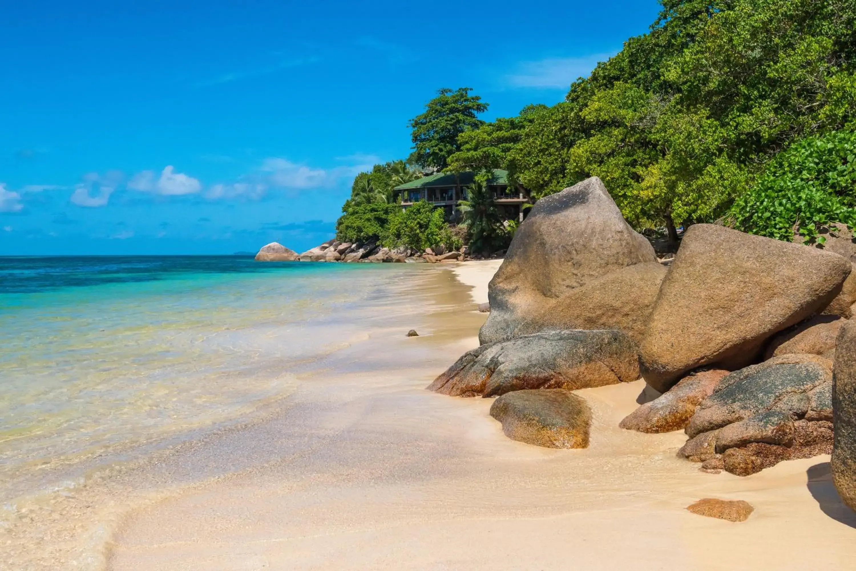 Beach in Coco de Mer and Black Parrot Suites