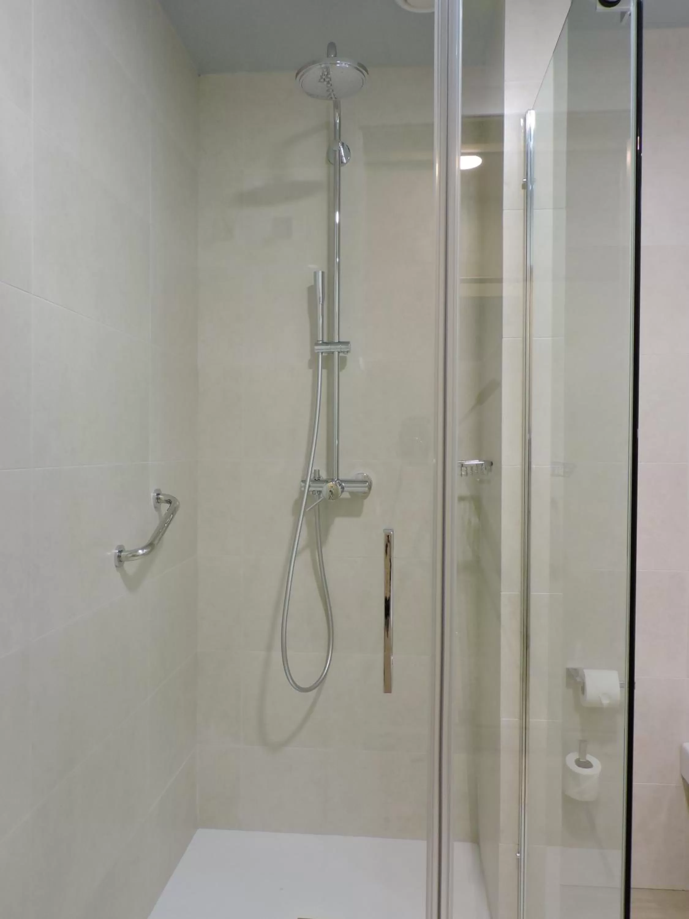 Shower in Hotel América Sevilla