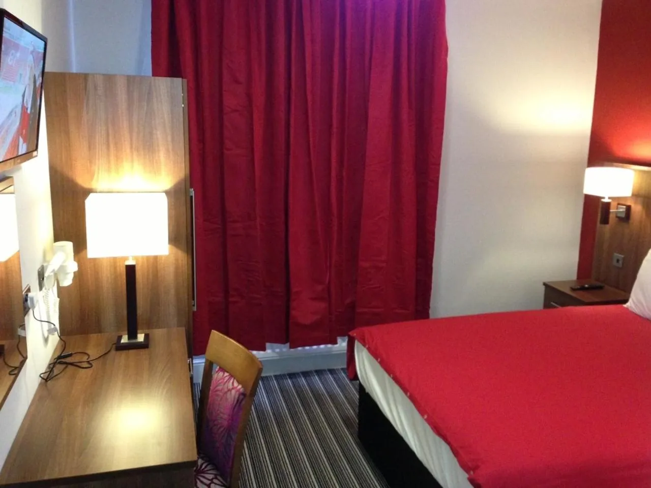 Bedroom, Bed in Ely House Hotel